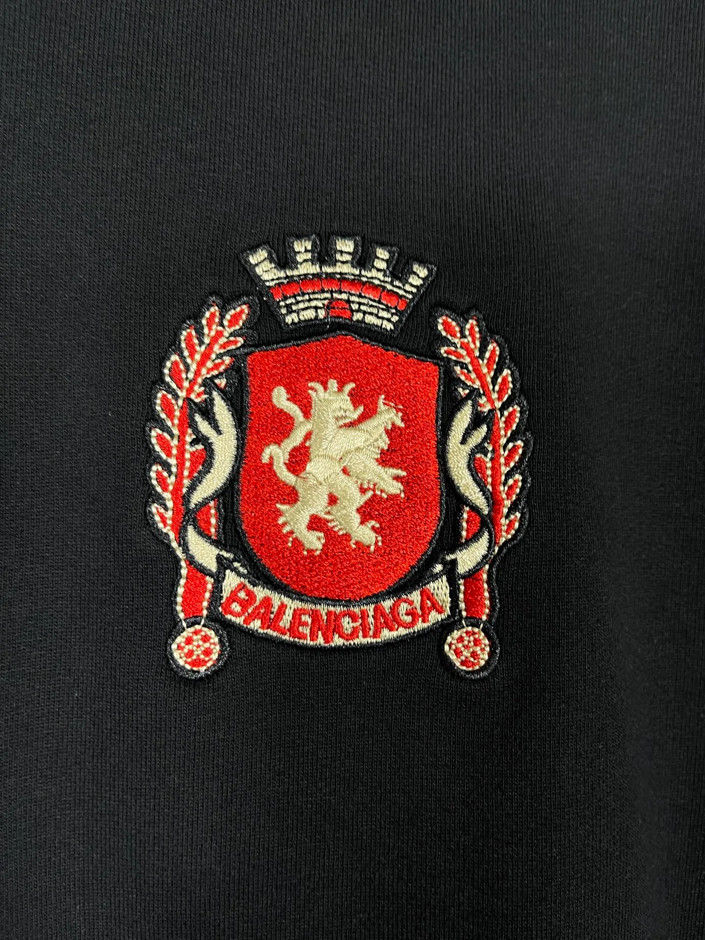🅿️380 real shots [Top version. Official website quality] BALENCI*GA/Paris new model. Co-branded Manchester United football sportswear LOGO embroidered printed cardigan hooded sweatshirt. The craftsmanship is extremely complex and the market currency is very different. Welcome to compare🆚. The fabric is made of Paris ZP custom-woven and dyed cotton sweatshirt. Weighing 460 grams, the cloth surface is clean. The cloth pattern is clear, soft and comfortable. The threads are dyed with no color difference. The classic pattern embroidery is embroidered by Tajima imported embroidery machine, and the printing uses imported glue. The letters are clear, three-dimensional and without burrs. Jubie market produces pictures based on pictures. Welcome to compare. The version adopts OS loose shoulder design. Same style for men and women. Code: BL238927 Color: black, white Size: XS S M L