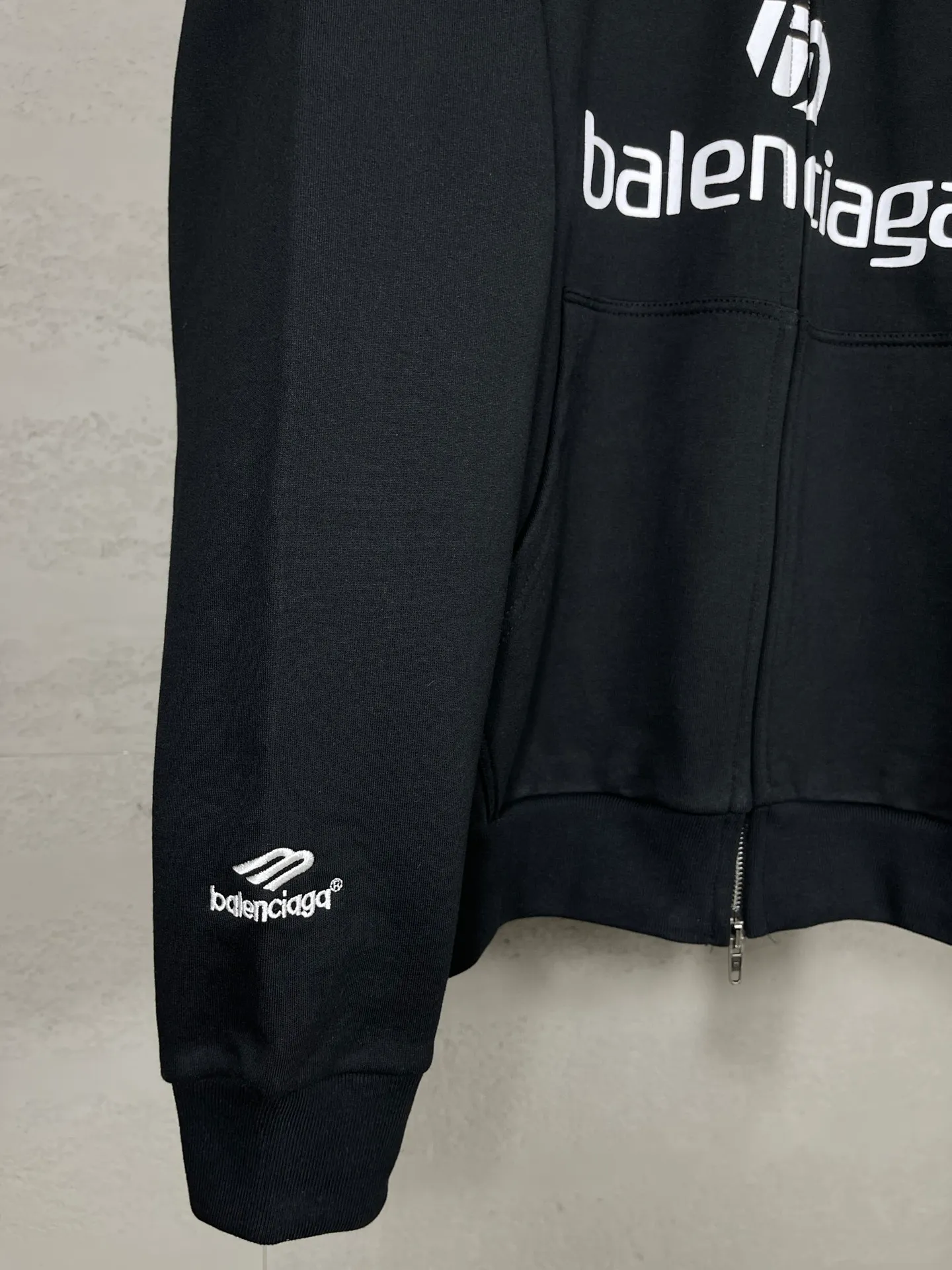 🅿️380 real shots [Top version. Official website quality] BALENCI*GA/Paris new model. Co-branded Manchester United football sportswear LOGO embroidered printed cardigan hooded sweatshirt. The craftsmanship is extremely complex and the market currency is very different. Welcome to compare🆚. The fabric is made of Paris ZP custom-woven and dyed cotton sweatshirt. Weighing 460 grams, the cloth surface is clean. The cloth pattern is clear, soft and comfortable. The threads are dyed with no color difference. The classic pattern embroidery is embroidered by Tajima imported embroidery machine, and the printing uses imported glue. The letters are clear, three-dimensional and without burrs. Jubie market produces pictures based on pictures. Welcome to compare. The version adopts OS loose shoulder design. Same style for men and women. Code: BL238927 Color: black, white Size: XS S M L