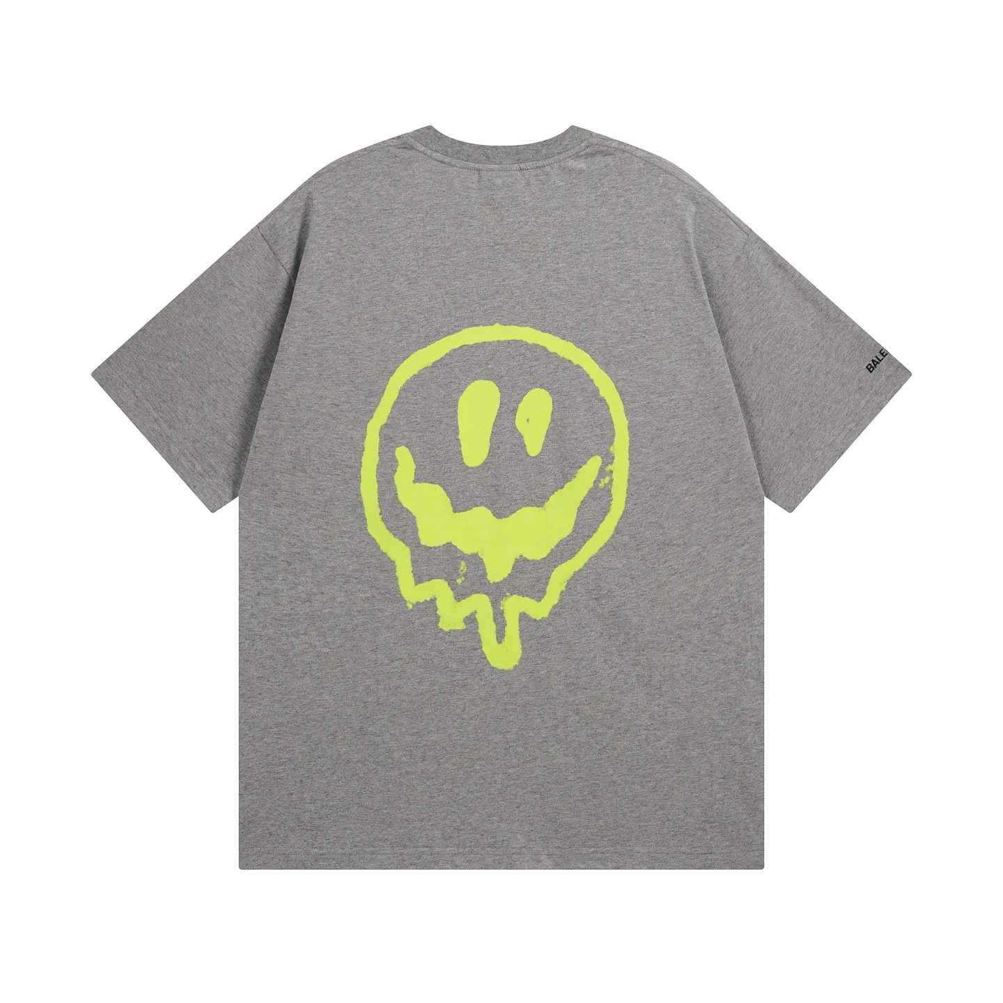🅿️194 real photos [top version. official website quality] BALENCI*GA/25 new model. The front is directly printed with hithg there + dripley art work + luminous effect, aliens are printed on the front, smiley faces are printed on the back, short-sleeved T-shirt with embroidered letters on the right sleeve # SS25 latest style. Research and development at the first time, different market currencies. Comparisons welcome. The fabric is made of Paris ZP custom-woven and dyed cotton double yarn. Weighing 260 grams, the cloth surface is clean. The cloth pattern is clear, soft and comfortable. The threads are dyed with no color difference. Printing adopts computer direct printing. Jubie market currency. Welcome to compare. The version adopts OS loose shoulder design. Same style for men and women. Code: BL253683 Color: off-white, black, floral gray Size: XS S M L