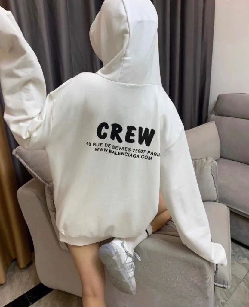 ♻️💯Upper body reference model picture❤️The top tested version BALENCIAGA Balenciaga CREW staff limited edition for male and female couples star autumn and winter pure cotton hoodie sweatshirt hooded As a Balenciaga 20th anniversary employee limited short-sleeve, full of Parisian feelings, highly recommended! ! The letters on the chest are also very simple and elegant, and the shape is super OS. The whole dress has been washed, and the 480g combed cotton terry fabric is very textured and you can touch it! High-definition imported glue and high-coverage screen printing on the chest, the dots are very precise. Color: Peach Pink Lemon Yellow Black White Size: XS-L P:430