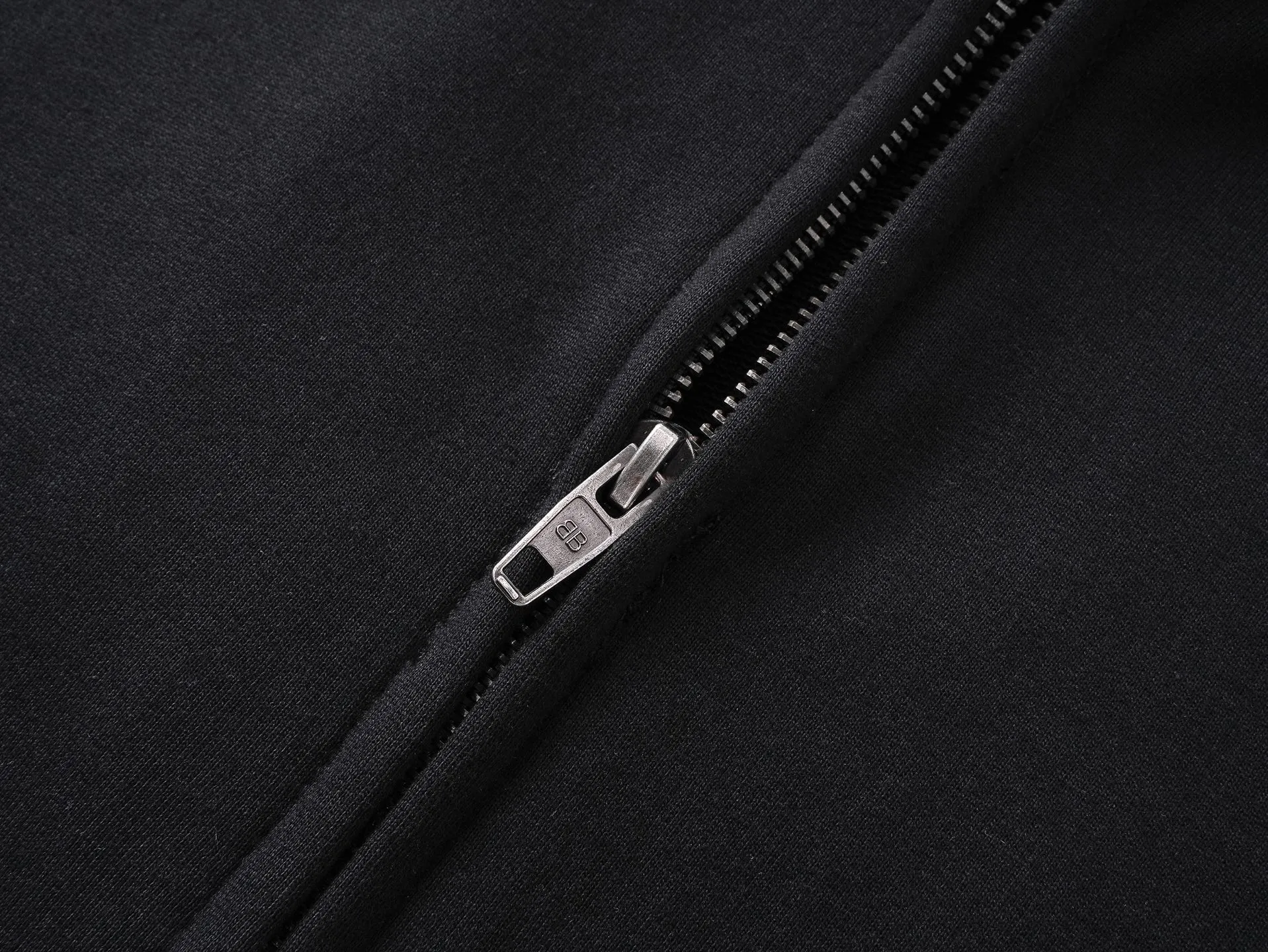 🅿️380 detailed pictures [Top version. Official website quality] BALENCI*GA/Paris. 25ss latest model. Masking tape pulp printed cardigan zipper hooded sweatshirt. The brick cabinets are synchronized. The fabric is made of Paris ZP custom-woven and dyed cotton sweatshirt. Weighing 460 grams, the cloth surface is clean. The cloth pattern is clear, soft and comfortable, and the threads are dyed with no color difference. The classic pattern is printed with environmentally friendly imported materials, and the tape pattern is glued. The letters are clear and the effect is three-dimensional. Restored brick cabinets. Different market currencies, welcome to compare. The version adopts OS loose shoulder design. The same style for men and women. Code: BL259902 Color: black, off-white Size: XS S M L