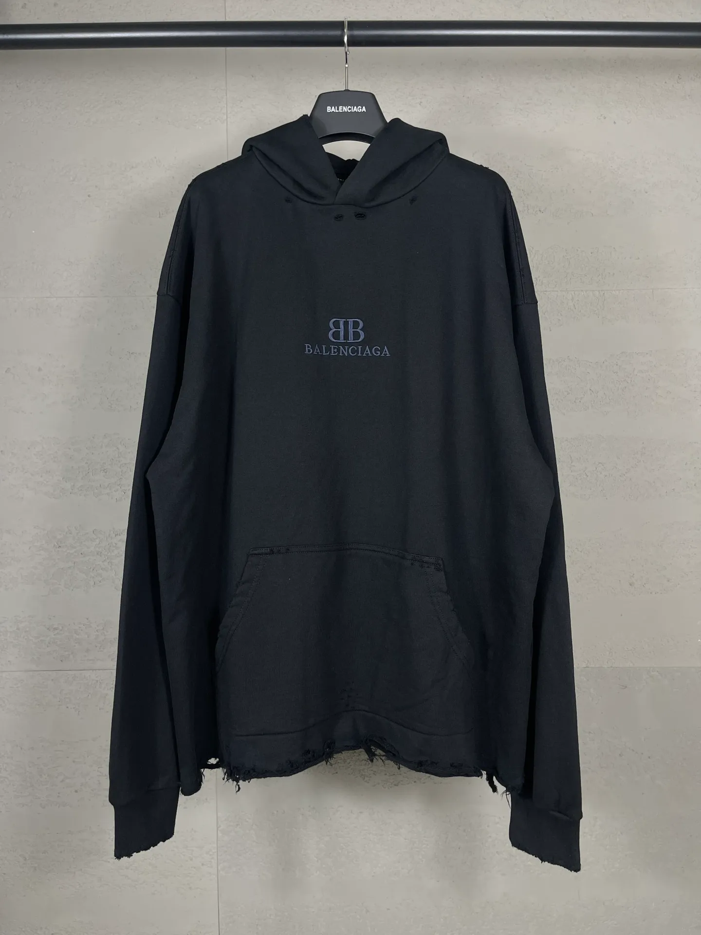 🅿️350 real photos [Top version. Official website quality] BALENCI*GA/Paris BALENCI*GA# New model, classic LOGO embroidery, washed, frayed and damaged hem, greatly distressed hooded sweatshirt. Brick cabinet synchronization. The worn and worn ZP is the same, welcome to compare. The fabric is made of Paris ZP custom-woven and dyed cotton terry Davidson. The weight is 460 grams. The cloth surface is clean. The cloth pattern is clear. Soft and comfortable. The color fastness is good. It is not easy to change color. The threads are woven and dyed with no color difference. The embroidery uses a Tajima embroidery machine, the letters are three-dimensional, the garment is washed and worn, and the hem is worn and worn in all directions, extra heavy craftsmanship. Comparisons welcome. Restore brick cabinet. The version adopts OS loose shoulder style. Same style for men and women. Code: BL238951 Color: Black Size: XS S M L