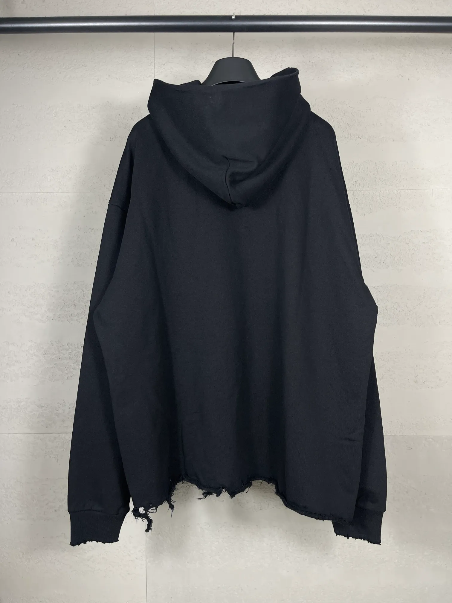 🅿️350 real photos [Top version. Official website quality] BALENCI*GA/Paris BALENCI*GA# New model, classic LOGO embroidery, washed, frayed and damaged hem, greatly distressed hooded sweatshirt. Brick cabinet synchronization. The worn and worn ZP is the same, welcome to compare. The fabric is made of Paris ZP custom-woven and dyed cotton terry Davidson. The weight is 460 grams. The cloth surface is clean. The cloth pattern is clear. Soft and comfortable. The color fastness is good. It is not easy to change color. The threads are woven and dyed with no color difference. The embroidery uses a Tajima embroidery machine, the letters are three-dimensional, the garment is washed and worn, and the hem is worn and worn in all directions, extra heavy craftsmanship. Comparisons welcome. Restore brick cabinet. The version adopts OS loose shoulder style. Same style for men and women. Code: BL238951 Color: Black Size: XS S M L