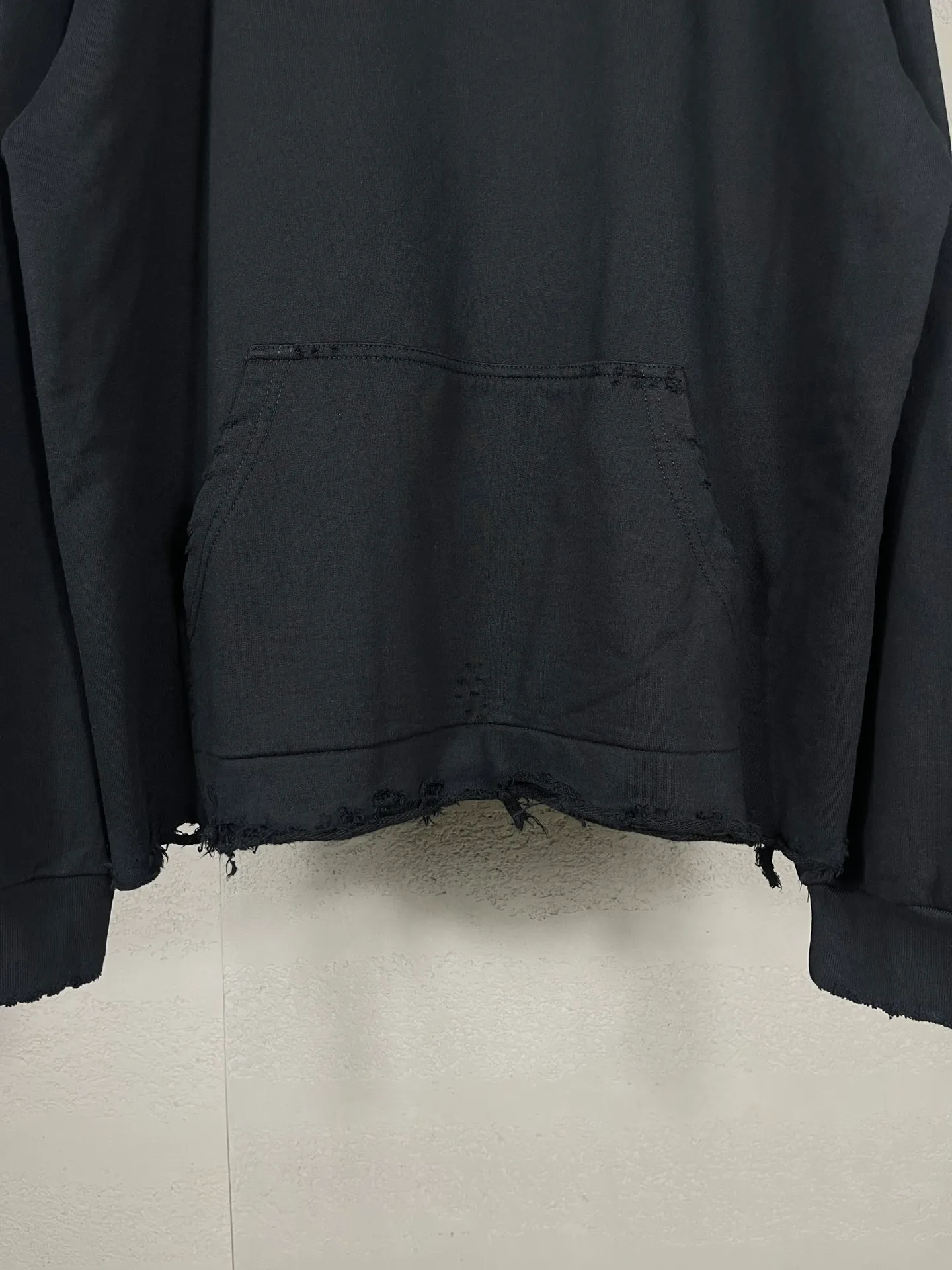 🅿️350 real photos [Top version. Official website quality] BALENCI*GA/Paris BALENCI*GA# New model, classic LOGO embroidery, washed, frayed and damaged hem, greatly distressed hooded sweatshirt. Brick cabinet synchronization. The worn and worn ZP is the same, welcome to compare. The fabric is made of Paris ZP custom-woven and dyed cotton terry Davidson. The weight is 460 grams. The cloth surface is clean. The cloth pattern is clear. Soft and comfortable. The color fastness is good. It is not easy to change color. The threads are woven and dyed with no color difference. The embroidery uses a Tajima embroidery machine, the letters are three-dimensional, the garment is washed and worn, and the hem is worn and worn in all directions, extra heavy craftsmanship. Comparisons welcome. Restore brick cabinet. The version adopts OS loose shoulder style. Same style for men and women. Code: BL238951 Color: Black Size: XS S M L