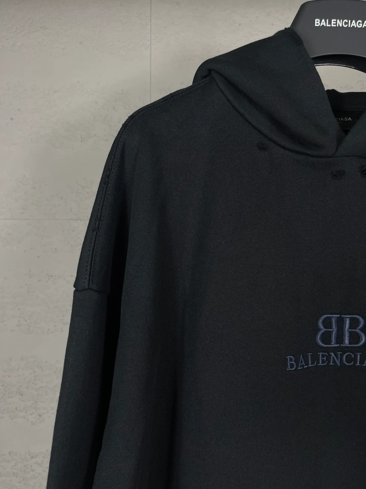🅿️350 real photos [Top version. Official website quality] BALENCI*GA/Paris BALENCI*GA# New model, classic LOGO embroidery, washed, frayed and damaged hem, greatly distressed hooded sweatshirt. Brick cabinet synchronization. The worn and worn ZP is the same, welcome to compare. The fabric is made of Paris ZP custom-woven and dyed cotton terry Davidson. The weight is 460 grams. The cloth surface is clean. The cloth pattern is clear. Soft and comfortable. The color fastness is good. It is not easy to change color. The threads are woven and dyed with no color difference. The embroidery uses a Tajima embroidery machine, the letters are three-dimensional, the garment is washed and worn, and the hem is worn and worn in all directions, extra heavy craftsmanship. Comparisons welcome. Restore brick cabinet. The version adopts OS loose shoulder style. Same style for men and women. Code: BL238951 Color: Black Size: XS S M L
