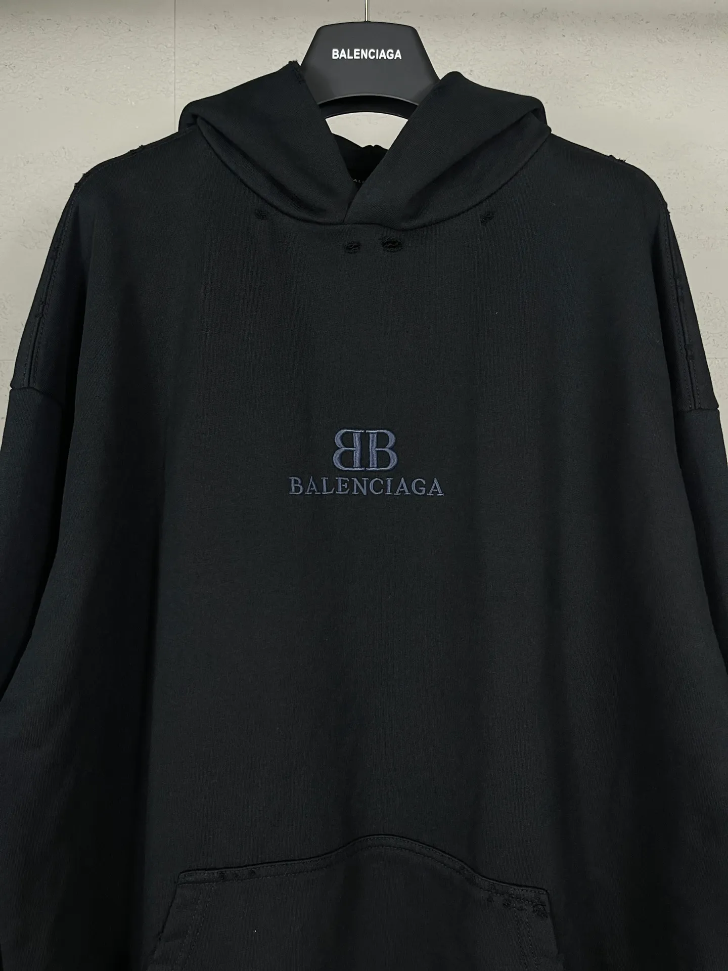 🅿️350 real photos [Top version. Official website quality] BALENCI*GA/Paris BALENCI*GA# New model, classic LOGO embroidery, washed, frayed and damaged hem, greatly distressed hooded sweatshirt. Brick cabinet synchronization. The worn and worn ZP is the same, welcome to compare. The fabric is made of Paris ZP custom-woven and dyed cotton terry Davidson. The weight is 460 grams. The cloth surface is clean. The cloth pattern is clear. Soft and comfortable. The color fastness is good. It is not easy to change color. The threads are woven and dyed with no color difference. The embroidery uses a Tajima embroidery machine, the letters are three-dimensional, the garment is washed and worn, and the hem is worn and worn in all directions, extra heavy craftsmanship. Comparisons welcome. Restore brick cabinet. The version adopts OS loose shoulder style. Same style for men and women. Code: BL238951 Color: Black Size: XS S M L