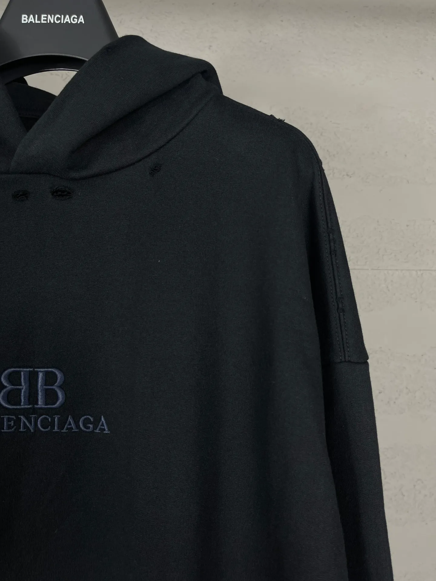 🅿️350 real photos [Top version. Official website quality] BALENCI*GA/Paris BALENCI*GA# New model, classic LOGO embroidery, washed, frayed and damaged hem, greatly distressed hooded sweatshirt. Brick cabinet synchronization. The worn and worn ZP is the same, welcome to compare. The fabric is made of Paris ZP custom-woven and dyed cotton terry Davidson. The weight is 460 grams. The cloth surface is clean. The cloth pattern is clear. Soft and comfortable. The color fastness is good. It is not easy to change color. The threads are woven and dyed with no color difference. The embroidery uses a Tajima embroidery machine, the letters are three-dimensional, the garment is washed and worn, and the hem is worn and worn in all directions, extra heavy craftsmanship. Comparisons welcome. Restore brick cabinet. The version adopts OS loose shoulder style. Same style for men and women. Code: BL238951 Color: Black Size: XS S M L
