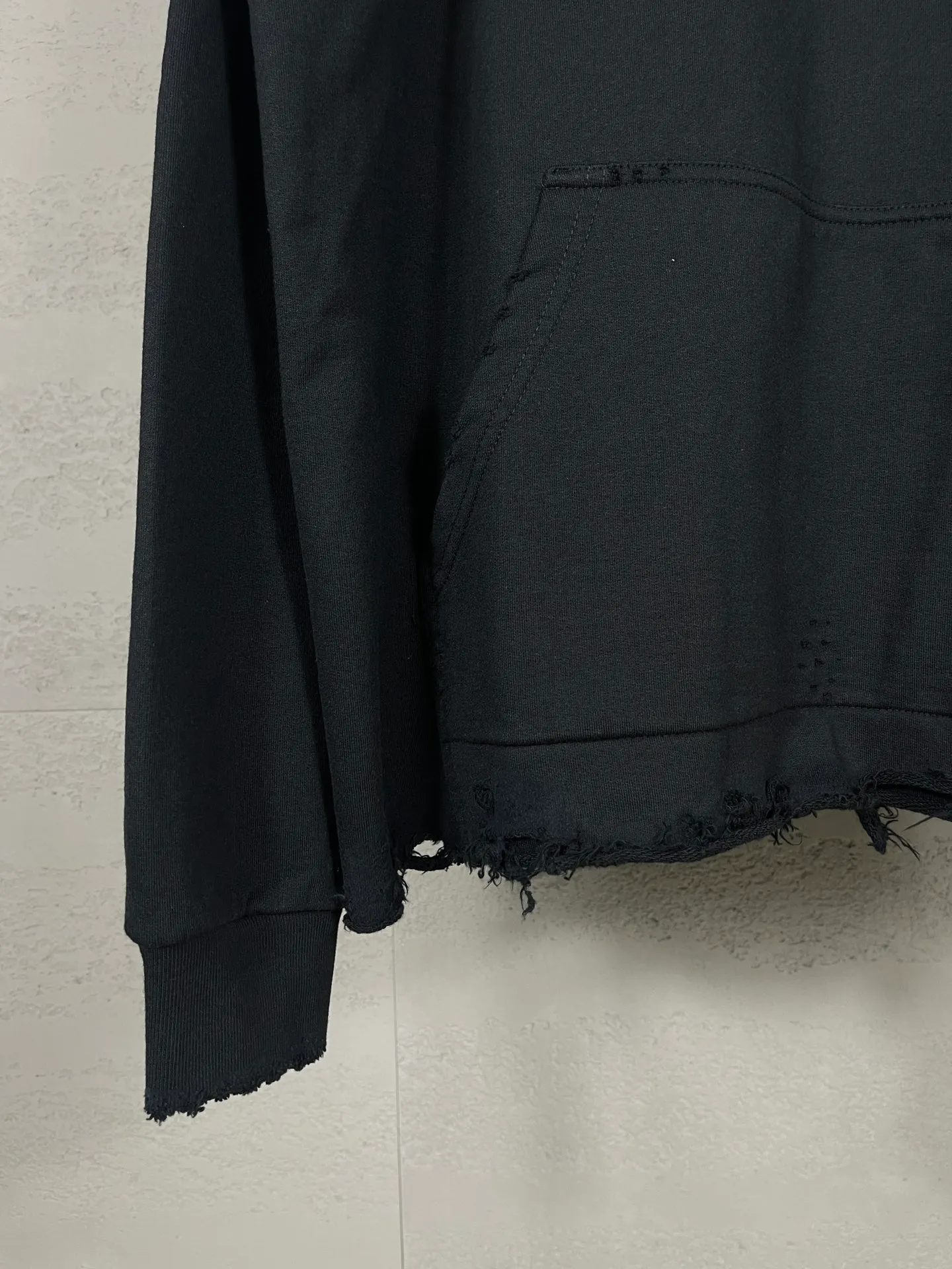 🅿️350 real photos [Top version. Official website quality] BALENCI*GA/Paris BALENCI*GA# New model, classic LOGO embroidery, washed, frayed and damaged hem, greatly distressed hooded sweatshirt. Brick cabinet synchronization. The worn and worn ZP is the same, welcome to compare. The fabric is made of Paris ZP custom-woven and dyed cotton terry Davidson. The weight is 460 grams. The cloth surface is clean. The cloth pattern is clear. Soft and comfortable. The color fastness is good. It is not easy to change color. The threads are woven and dyed with no color difference. The embroidery uses a Tajima embroidery machine, the letters are three-dimensional, the garment is washed and worn, and the hem is worn and worn in all directions, extra heavy craftsmanship. Comparisons welcome. Restore brick cabinet. The version adopts OS loose shoulder style. Same style for men and women. Code: BL238951 Color: Black Size: XS S M L