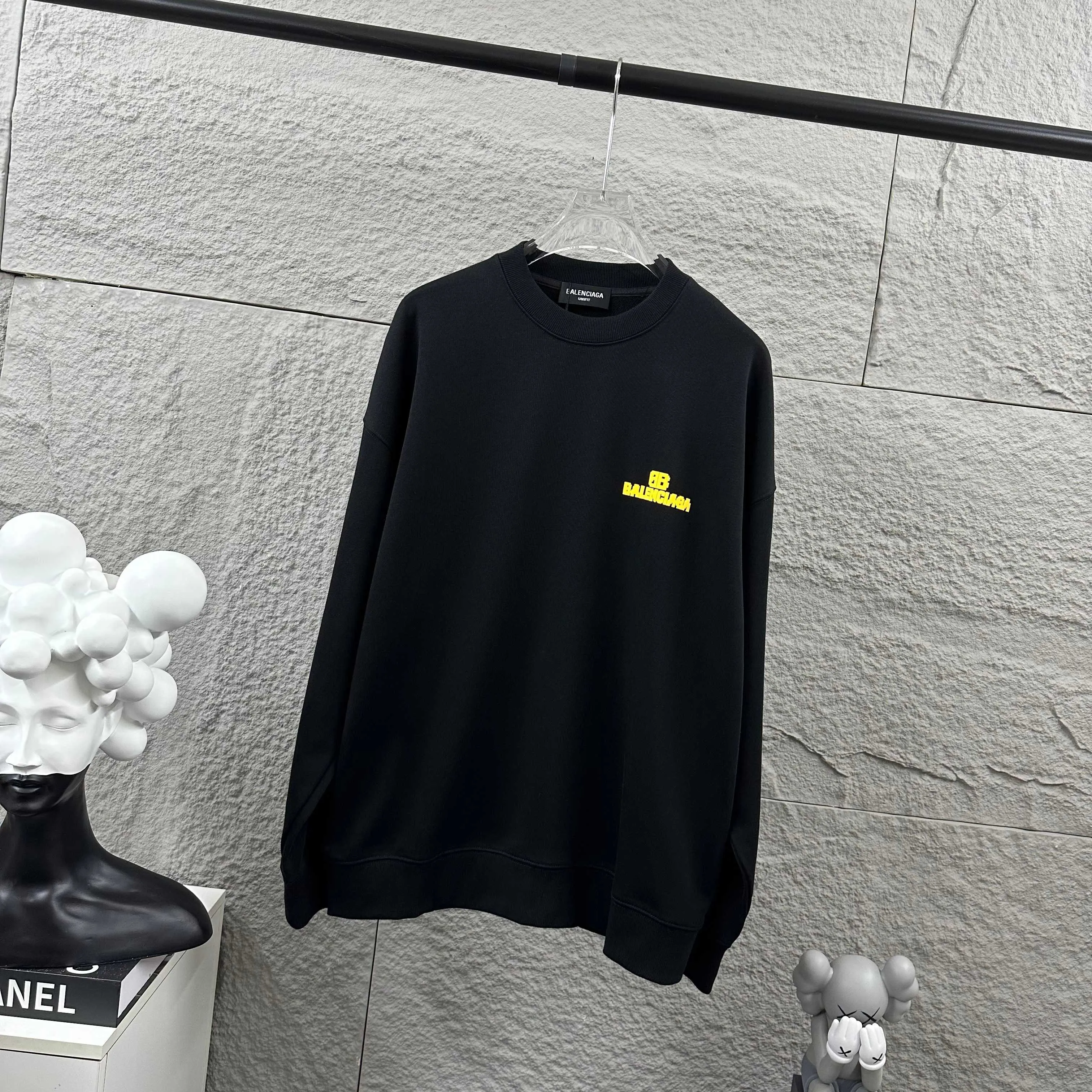 🅿️260 BALENCI*GA Paris 2025 early autumn and winter new long-sleeved sweatshirt Classic letter three-dimensional foaming technology Customized terry fabric Round neck pullover Unisex color Color: black white Size: S (90-130 pounds) M (120-150 pounds) L (140-165 pounds) XL (160-180 pounds) XXL (180-210 pounds)
