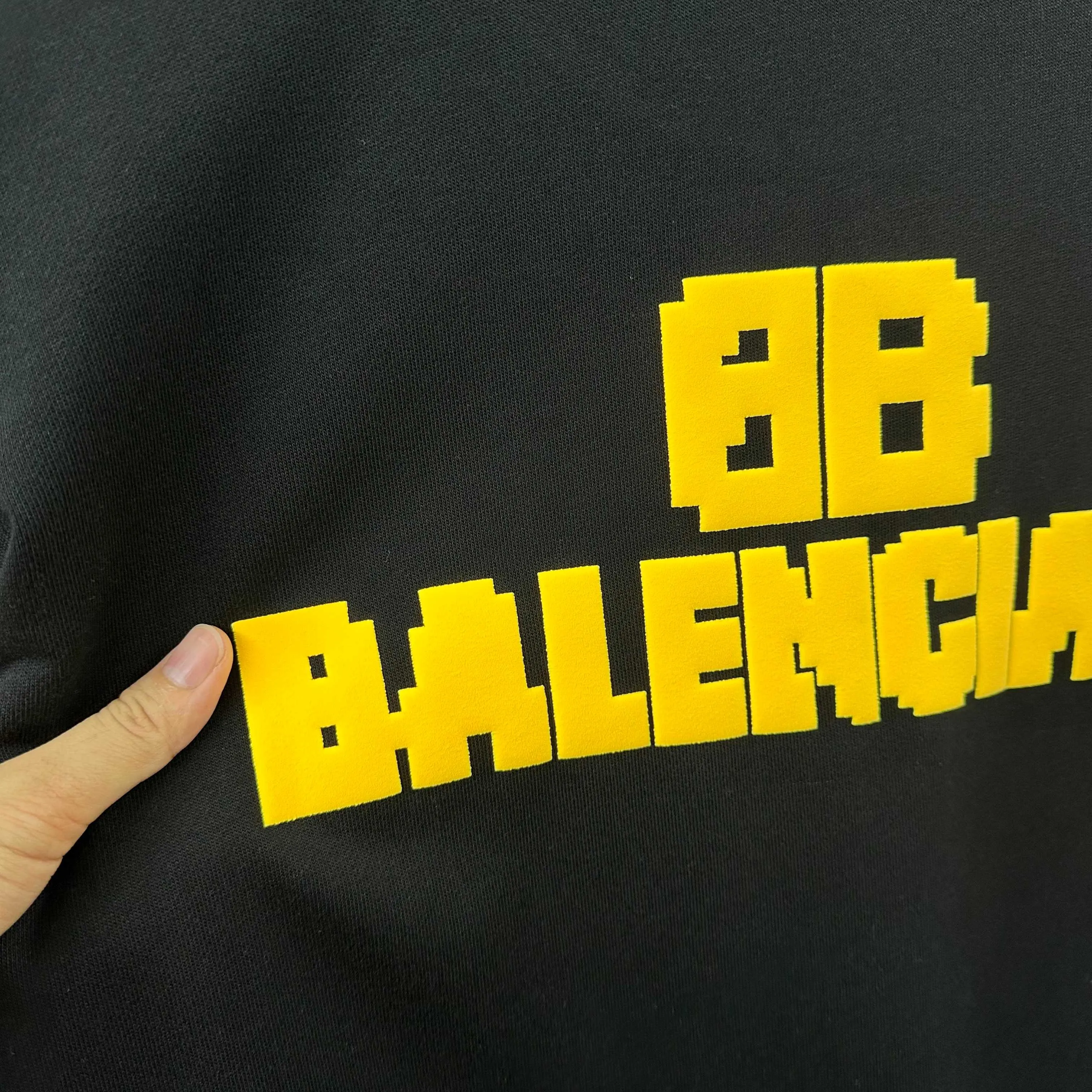 🅿️260 BALENCI*GA Paris 2025 early autumn and winter new long-sleeved sweatshirt Classic letter three-dimensional foaming technology Customized terry fabric Round neck pullover Unisex color Color: black white Size: S (90-130 pounds) M (120-150 pounds) L (140-165 pounds) XL (160-180 pounds) XXL (180-210 pounds)