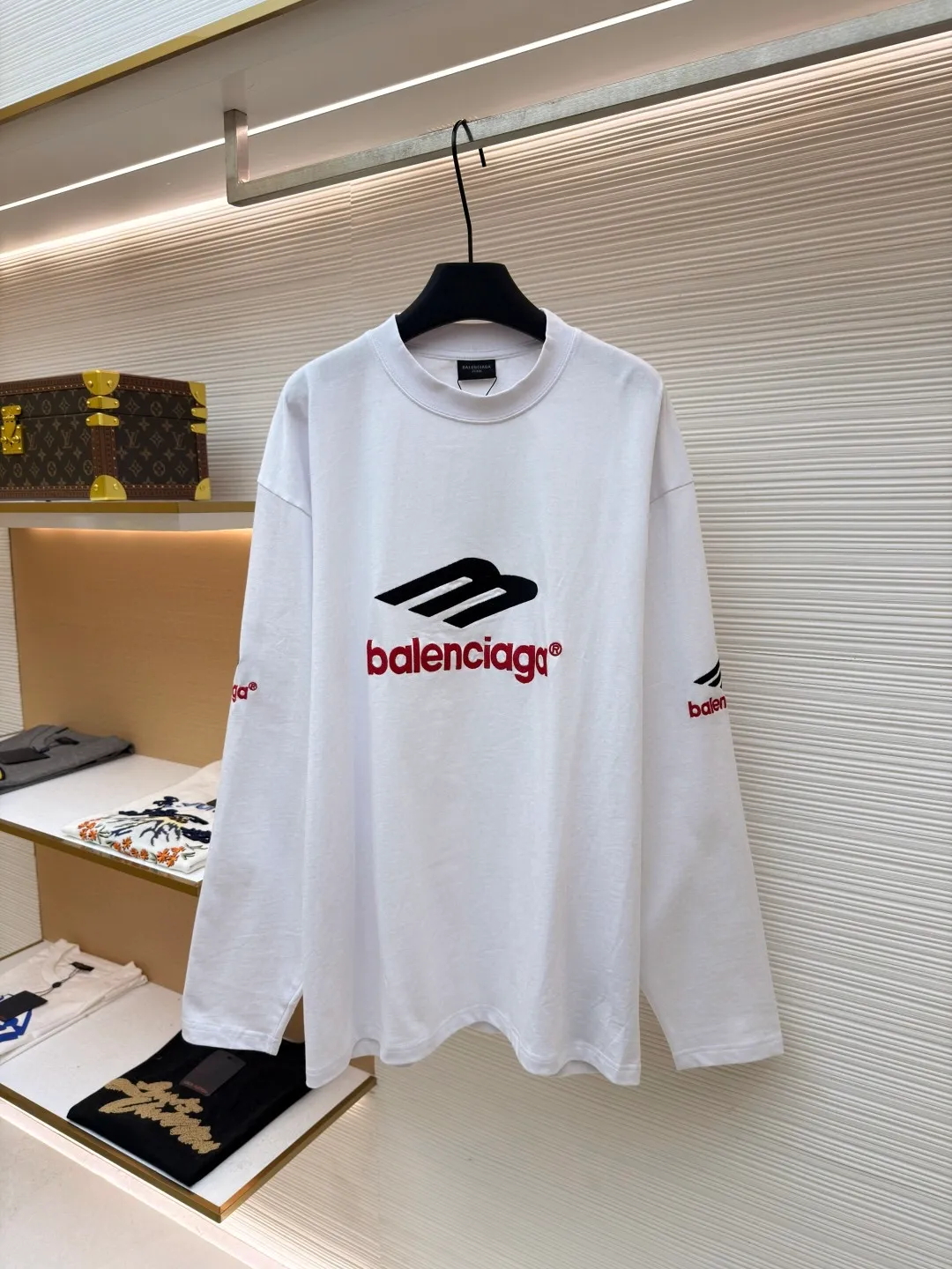 Balenciaga letter embroidered round neck long sleeves ●Original version: Purchased and developed by 8959 ●Item number: 1681820-A30 ●Fabric: pure cotton fabric ●Technology: embroidery production ●Color: white ●Version: loose fit ●Weight: about 430 grams ●Size: XS-S-M-L ●Description: This Balenciaga dark gray long-sleeved top is made of heavyweight pure cotton fabric and has been treated with distressed washing to give it a soft matte texture, taking into account both comfort and stiffness. The core logo on the body adopts three-dimensional towel embroidery technology: the red brand symbol and white letter embroidery are full and three-dimensional, with clear texture and not easy to fall off; the cuffs are matched with the same series of embroidered logos, and the details echo the overall design. The neckline has a half-high ribbed structure, and elastic knitting ensures a good fit; the body is cut in a loose-shoulder style, with neat stitching and fine hemming on the edges. It not only retains the casualness of street style, but also embodies the craftsmanship of luxury items. The overall wiring is straight and delicate, the fabric is comfortable and soft, and the color is consistent without color difference. It can be matched with the same style to create a fashionable look and control various occasions. Customized accessories, complete with three standards, same style for men and women!