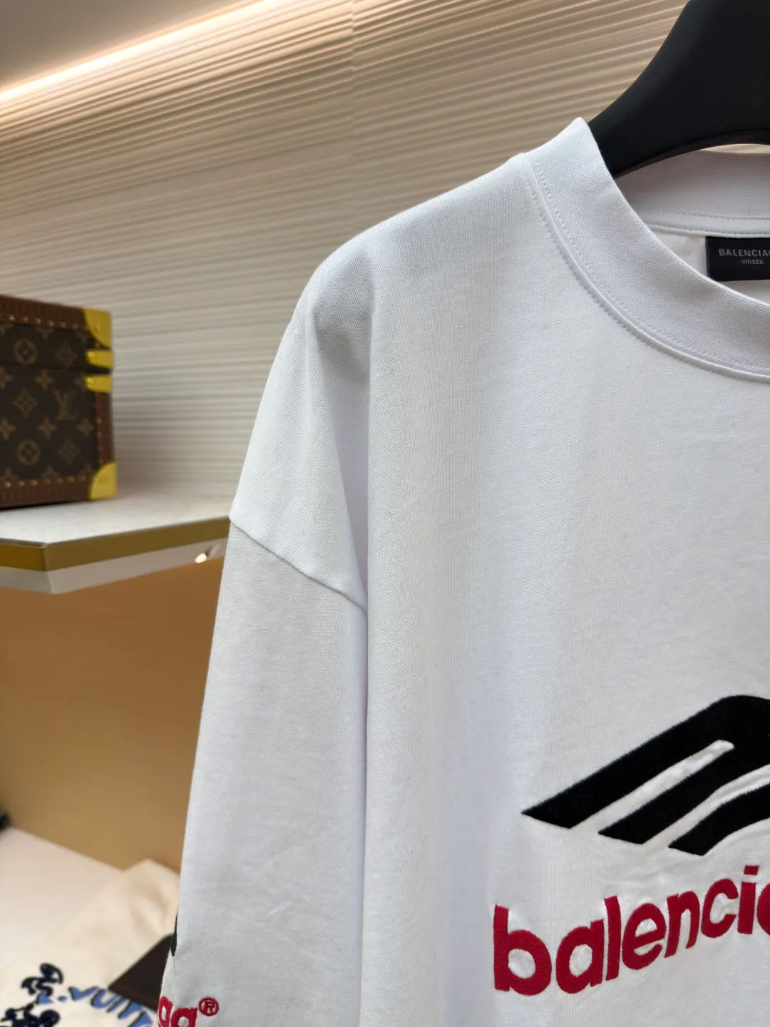 Balenciaga letter embroidered round neck long sleeves ●Original version: Purchased and developed by 8959 ●Item number: 1681820-A30 ●Fabric: pure cotton fabric ●Technology: embroidery production ●Color: white ●Version: loose fit ●Weight: about 430 grams ●Size: XS-S-M-L ●Description: This Balenciaga dark gray long-sleeved top is made of heavyweight pure cotton fabric and has been treated with distressed washing to give it a soft matte texture, taking into account both comfort and stiffness. The core logo on the body adopts three-dimensional towel embroidery technology: the red brand symbol and white letter embroidery are full and three-dimensional, with clear texture and not easy to fall off; the cuffs are matched with the same series of embroidered logos, and the details echo the overall design. The neckline has a half-high ribbed structure, and elastic knitting ensures a good fit; the body is cut in a loose-shoulder style, with neat stitching and fine hemming on the edges. It not only retains the casualness of street style, but also embodies the craftsmanship of luxury items. The overall wiring is straight and delicate, the fabric is comfortable and soft, and the color is consistent without color difference. It can be matched with the same style to create a fashionable look and control various occasions. Customized accessories, complete with three standards, same style for men and women!