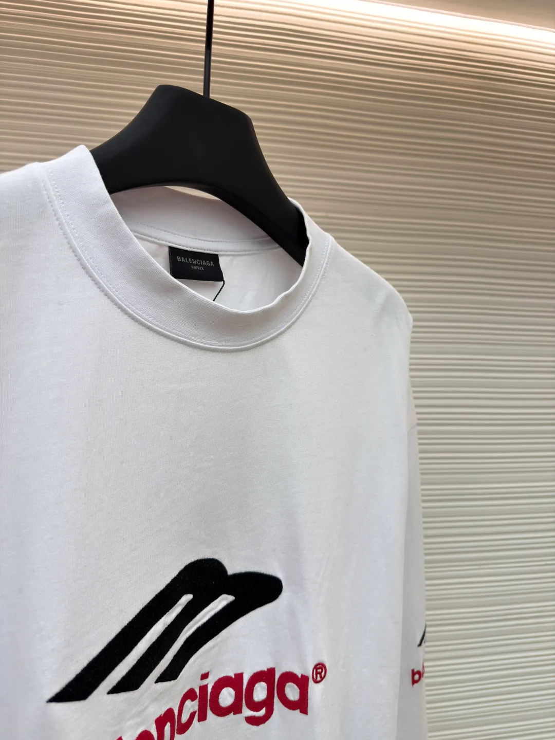 Balenciaga letter embroidered round neck long sleeves ●Original version: Purchased and developed by 8959 ●Item number: 1681820-A30 ●Fabric: pure cotton fabric ●Technology: embroidery production ●Color: white ●Version: loose fit ●Weight: about 430 grams ●Size: XS-S-M-L ●Description: This Balenciaga dark gray long-sleeved top is made of heavyweight pure cotton fabric and has been treated with distressed washing to give it a soft matte texture, taking into account both comfort and stiffness. The core logo on the body adopts three-dimensional towel embroidery technology: the red brand symbol and white letter embroidery are full and three-dimensional, with clear texture and not easy to fall off; the cuffs are matched with the same series of embroidered logos, and the details echo the overall design. The neckline has a half-high ribbed structure, and elastic knitting ensures a good fit; the body is cut in a loose-shoulder style, with neat stitching and fine hemming on the edges. It not only retains the casualness of street style, but also embodies the craftsmanship of luxury items. The overall wiring is straight and delicate, the fabric is comfortable and soft, and the color is consistent without color difference. It can be matched with the same style to create a fashionable look and control various occasions. Customized accessories, complete with three standards, same style for men and women!