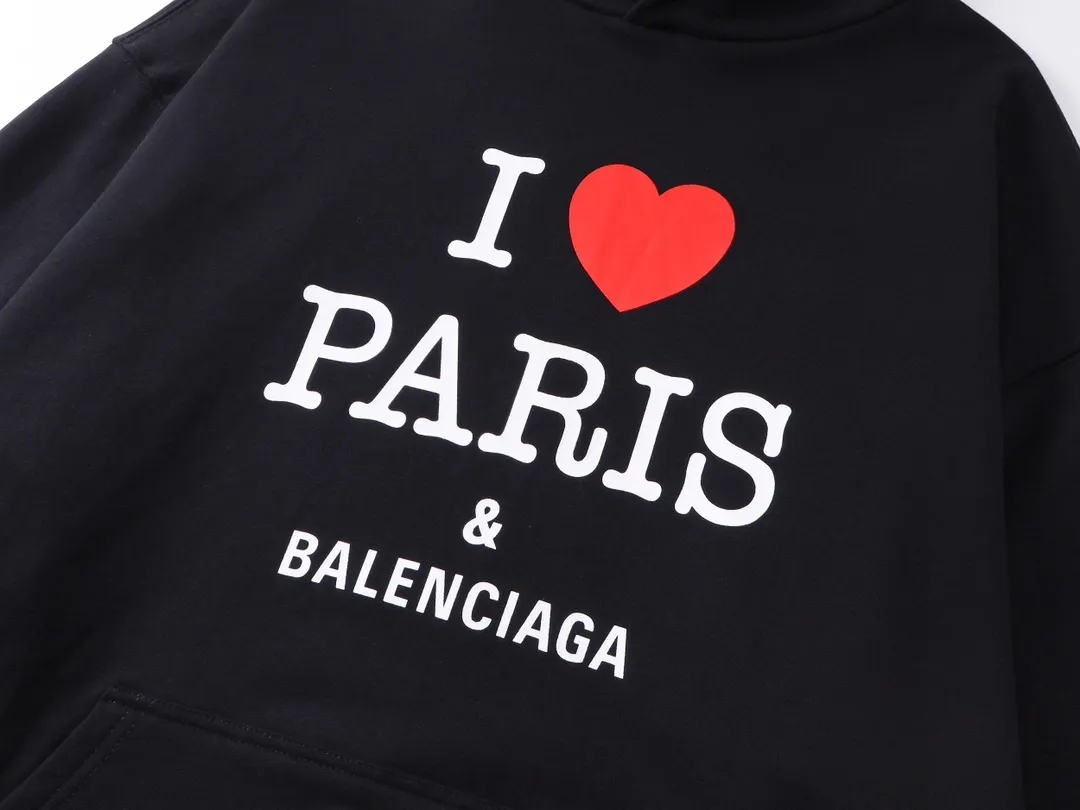 🅿️310 real photos [Top version. Official website quality] BALENCI*GA/Paris.SS24 latest model, front I Love Paris & Balenciaxx art print hooded sweatshirt. Brick cabinet synchronization. Genuine product developed in the first time, happy to print and compare! The fabric is made of Paris ZP custom-woven and dyed cotton sweatshirt. Weighing 460 grams, the cloth surface is clean. The cloth pattern is clear, soft and comfortable. The threads are dyed with no color difference. The printing uses environmentally friendly imported materials. The letters are clear and the effect is three-dimensional. The version adopts OS loose shoulder design. Same style for men and women. Code: BL238908 Color:: Black Size: XS S M L