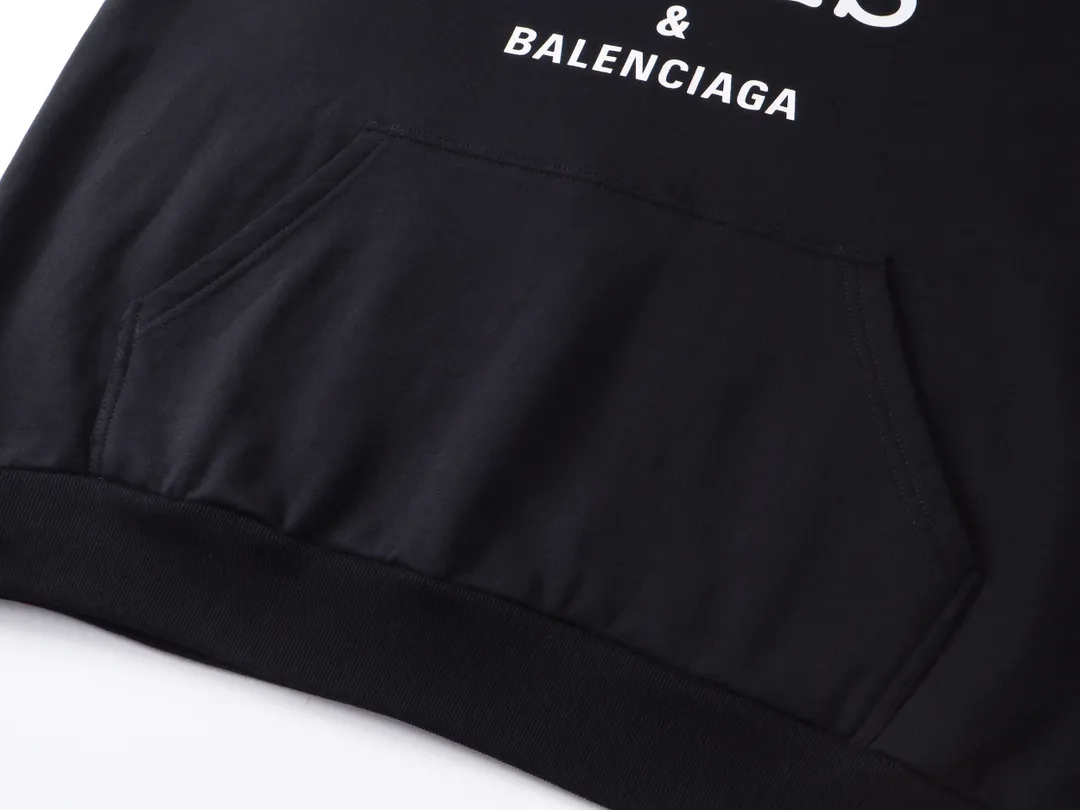 🅿️310 real photos [Top version. Official website quality] BALENCI*GA/Paris.SS24 latest model, front I Love Paris & Balenciaxx art print hooded sweatshirt. Brick cabinet synchronization. Genuine product developed in the first time, happy to print and compare! The fabric is made of Paris ZP custom-woven and dyed cotton sweatshirt. Weighing 460 grams, the cloth surface is clean. The cloth pattern is clear, soft and comfortable. The threads are dyed with no color difference. The printing uses environmentally friendly imported materials. The letters are clear and the effect is three-dimensional. The version adopts OS loose shoulder design. Same style for men and women. Code: BL238908 Color:: Black Size: XS S M L