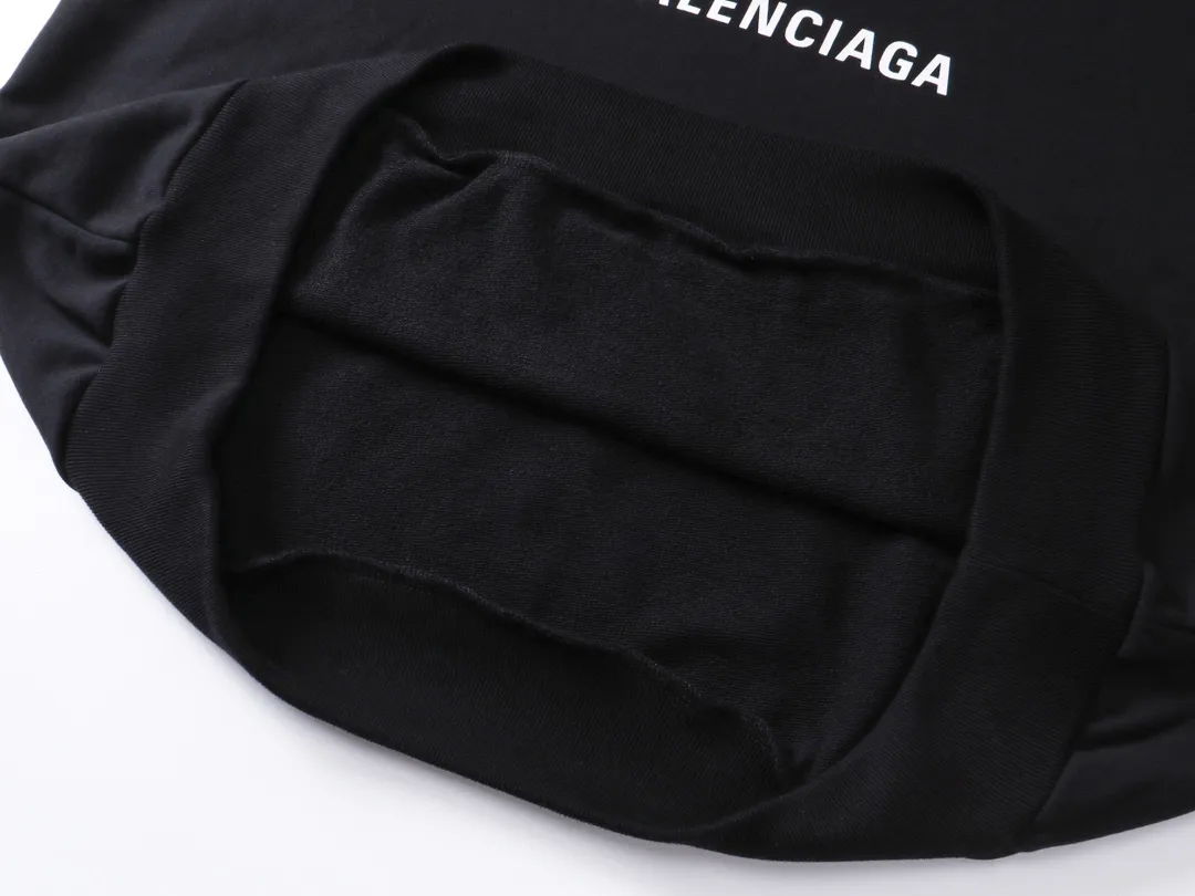🅿️310 real photos [Top version. Official website quality] BALENCI*GA/Paris.SS24 latest model, front I Love Paris & Balenciaxx art print hooded sweatshirt. Brick cabinet synchronization. Genuine product developed in the first time, happy to print and compare! The fabric is made of Paris ZP custom-woven and dyed cotton sweatshirt. Weighing 460 grams, the cloth surface is clean. The cloth pattern is clear, soft and comfortable. The threads are dyed with no color difference. The printing uses environmentally friendly imported materials. The letters are clear and the effect is three-dimensional. The version adopts OS loose shoulder design. Same style for men and women. Code: BL238908 Color:: Black Size: XS S M L