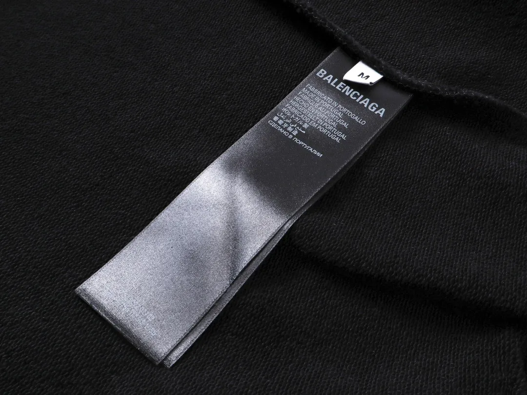 🅿️310 real photos [Top version. Official website quality] BALENCI*GA/Paris.SS24 latest model, front I Love Paris & Balenciaxx art print hooded sweatshirt. Brick cabinet synchronization. Genuine product developed in the first time, happy to print and compare! The fabric is made of Paris ZP custom-woven and dyed cotton sweatshirt. Weighing 460 grams, the cloth surface is clean. The cloth pattern is clear, soft and comfortable. The threads are dyed with no color difference. The printing uses environmentally friendly imported materials. The letters are clear and the effect is three-dimensional. The version adopts OS loose shoulder design. Same style for men and women. Code: BL238908 Color:: Black Size: XS S M L