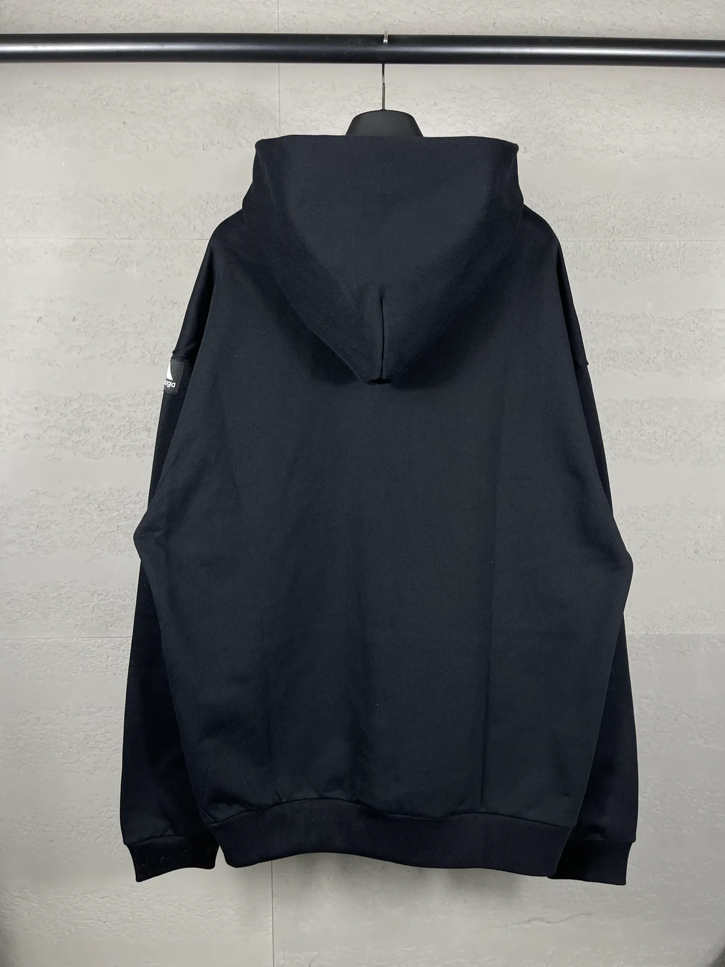 🅿️330 real photos [Top version. Official website quality] BALENCI*GA/Paris co-branded Adidas classic LOGO combination on the front, embroidered hooded sweatshirt. The fabric is made of Paris ZP custom-woven and dyed cotton double yarn. Weighing 450 grams, the cloth surface is clean. The cloth pattern is clear, soft and comfortable. The color fastness is good. It is not easy to change color. The threads are dyed with no color difference. The classic letter LOGO embroidery is embroidered using imported Tajima embroidery machine. The lines are clear and the effect is three-dimensional. Restored brick cabinets. The version adopts OS loose shoulder design. Same style for men and women. Code: BL238096 Color: Black Size: XS S M L