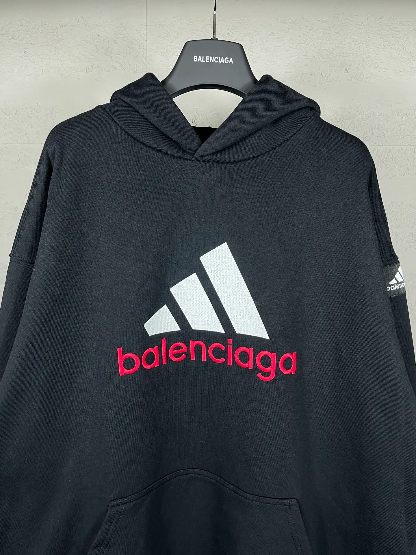 🅿️330 real photos [Top version. Official website quality] BALENCI*GA/Paris co-branded Adidas classic LOGO combination on the front, embroidered hooded sweatshirt. The fabric is made of Paris ZP custom-woven and dyed cotton double yarn. Weighing 450 grams, the cloth surface is clean. The cloth pattern is clear, soft and comfortable. The color fastness is good. It is not easy to change color. The threads are dyed with no color difference. The classic letter LOGO embroidery is embroidered using imported Tajima embroidery machine. The lines are clear and the effect is three-dimensional. Restored brick cabinets. The version adopts OS loose shoulder design. Same style for men and women. Code: BL238096 Color: Black Size: XS S M L