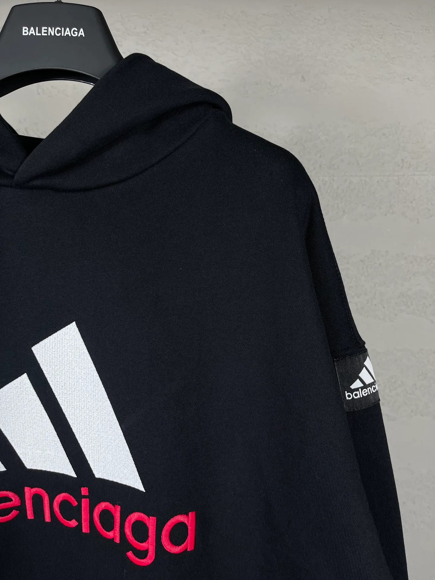🅿️330 real photos [Top version. Official website quality] BALENCI*GA/Paris co-branded Adidas classic LOGO combination on the front, embroidered hooded sweatshirt. The fabric is made of Paris ZP custom-woven and dyed cotton double yarn. Weighing 450 grams, the cloth surface is clean. The cloth pattern is clear, soft and comfortable. The color fastness is good. It is not easy to change color. The threads are dyed with no color difference. The classic letter LOGO embroidery is embroidered using imported Tajima embroidery machine. The lines are clear and the effect is three-dimensional. Restored brick cabinets. The version adopts OS loose shoulder design. Same style for men and women. Code: BL238096 Color: Black Size: XS S M L