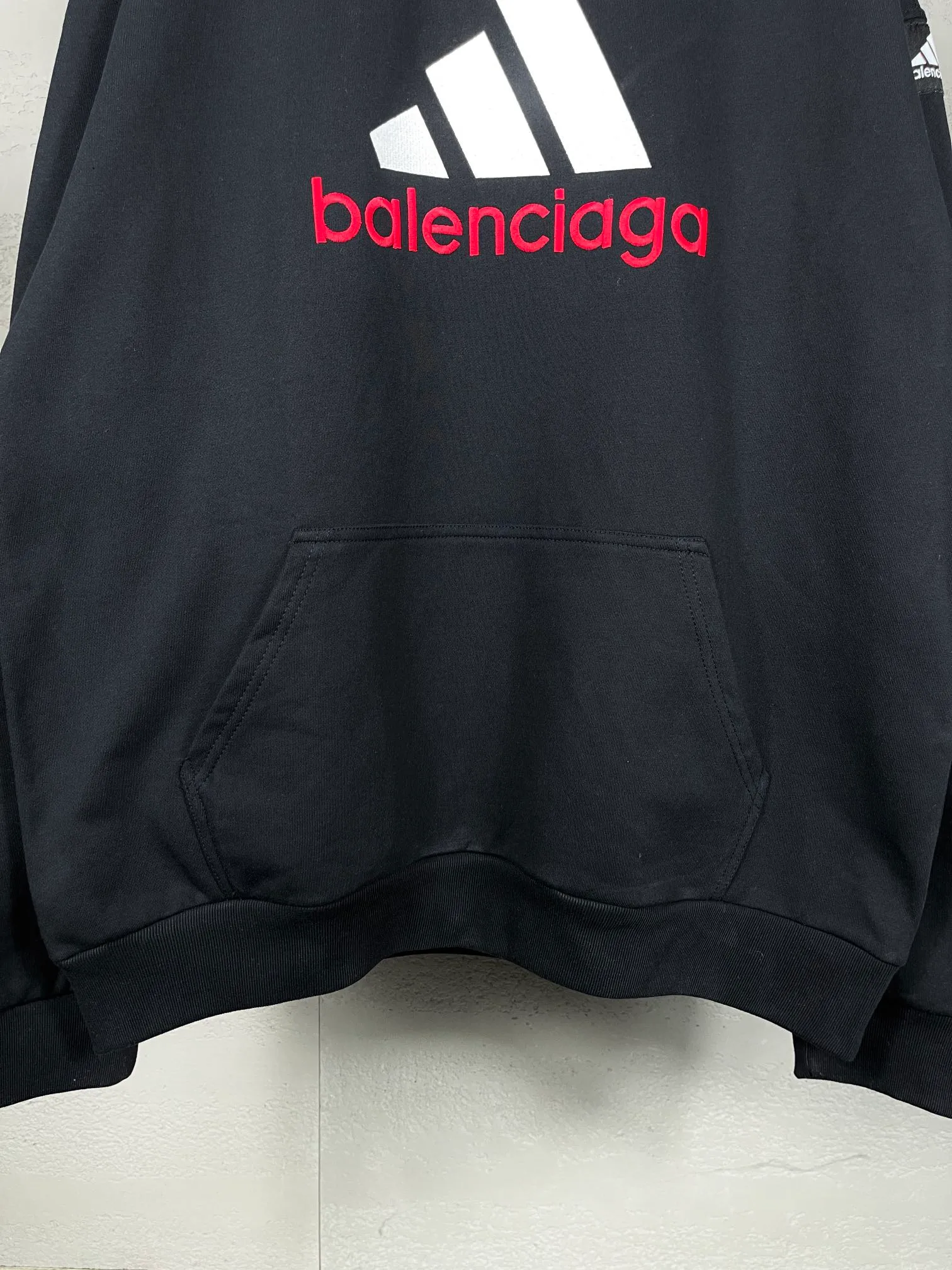 🅿️330 real photos [Top version. Official website quality] BALENCI*GA/Paris co-branded Adidas classic LOGO combination on the front, embroidered hooded sweatshirt. The fabric is made of Paris ZP custom-woven and dyed cotton double yarn. Weighing 450 grams, the cloth surface is clean. The cloth pattern is clear, soft and comfortable. The color fastness is good. It is not easy to change color. The threads are dyed with no color difference. The classic letter LOGO embroidery is embroidered using imported Tajima embroidery machine. The lines are clear and the effect is three-dimensional. Restored brick cabinets. The version adopts OS loose shoulder design. Same style for men and women. Code: BL238096 Color: Black Size: XS S M L