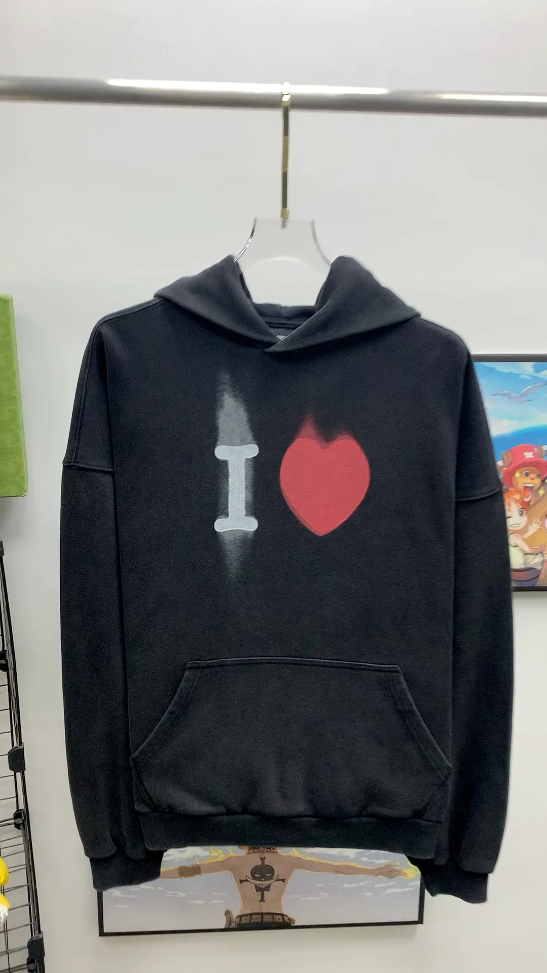 Frontal real shot video————The top tested version of BALENCIAGA Balenciaga Love ❤️ Printed pullover hoodie sweatshirt for male and female couples. Decorated with I ❤️artwork embroidery on the front｜brand logo embroidery on the lower back｜distressed effect. Heavy 480g pure cotton terry fabric, full of feel. The weight of the ready-made clothes is more than one kilogram, and the drape is very good! The new plate-making process that imitates hand embroidery has the rough feel of hand embroidery, and the stitching method is adjusted according to the original pattern. After embroidery, the stitching technique is imitated by hand embroidery, and the smooth curves highlight the embroidery effect.  The main body of the logo pattern is precision stitched; the embroidery is very fine and dense. Linen embroidery thread is used combined with dense processing to increase the three-dimensional effect, and the embroidery body has a subtle matte visual texture. Color: washed black white Size: S--XL P:390
