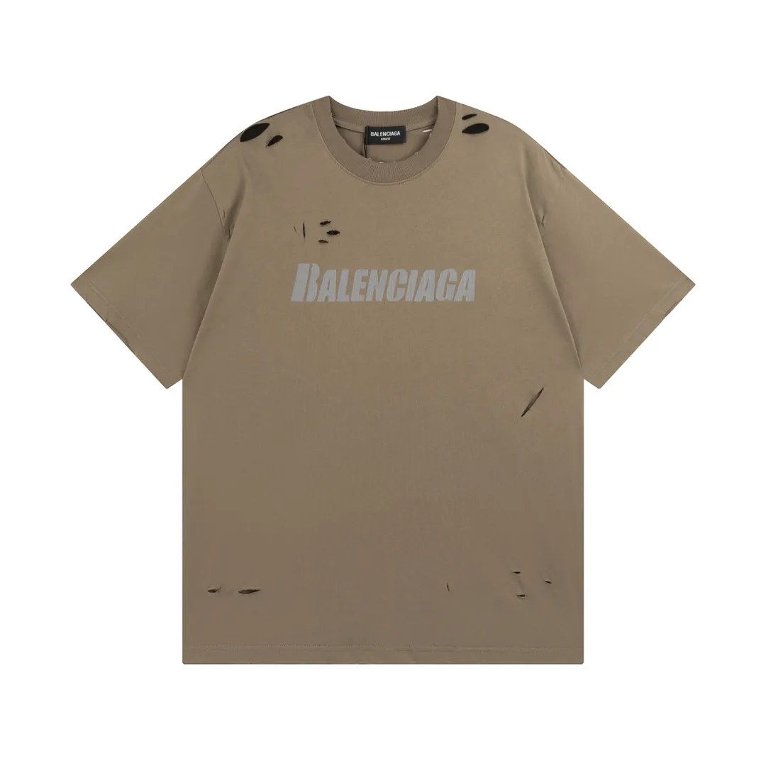 🅿️166 Detailed picture [Top version. Official website quality] BALENCI*GA/Paris. Classic letter LOGO printed ready-to-wear, washed, distressed, hole-cut, short-sleeved T-shirt. Brick cabinet synchronization. The fabric is made of Paris ZP custom-woven and dyed 100% cotton double yarn compact cotton. The weight is 260 grams, the cloth surface is clean. The cloth pattern is clear, soft and comfortable. The threads are dyed with no color difference. The classic pattern is printed with environmentally friendly imported materials, straight cracks and cracked glue. Precision printing screen, the letters are clear and the effect is three-dimensional. Restored brick cabinet. Ready-made garments are washed and worn, many people grind and cut them by hand. They are produced with heavy craftsmanship. Different market currency. Welcome to compare. The version adopts OS loose shoulder version. Same style for men and women. Coding: BL223033 Color: black, white, dark coffee, purple, lake blue, red, army green Size: XS to L