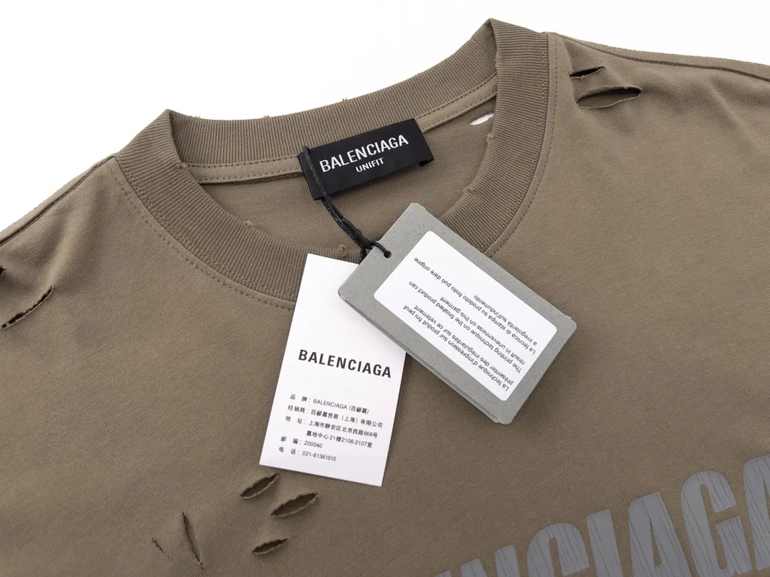 🅿️166 Detailed picture [Top version. Official website quality] BALENCI*GA/Paris. Classic letter LOGO printed ready-to-wear, washed, distressed, hole-cut, short-sleeved T-shirt. Brick cabinet synchronization. The fabric is made of Paris ZP custom-woven and dyed 100% cotton double yarn compact cotton. The weight is 260 grams, the cloth surface is clean. The cloth pattern is clear, soft and comfortable. The threads are dyed with no color difference. The classic pattern is printed with environmentally friendly imported materials, straight cracks and cracked glue. Precision printing screen, the letters are clear and the effect is three-dimensional. Restored brick cabinet. Ready-made garments are washed and worn, many people grind and cut them by hand. They are produced with heavy craftsmanship. Different market currency. Welcome to compare. The version adopts OS loose shoulder version. Same style for men and women. Coding: BL223033 Color: black, white, dark coffee, purple, lake blue, red, army green Size: XS to L