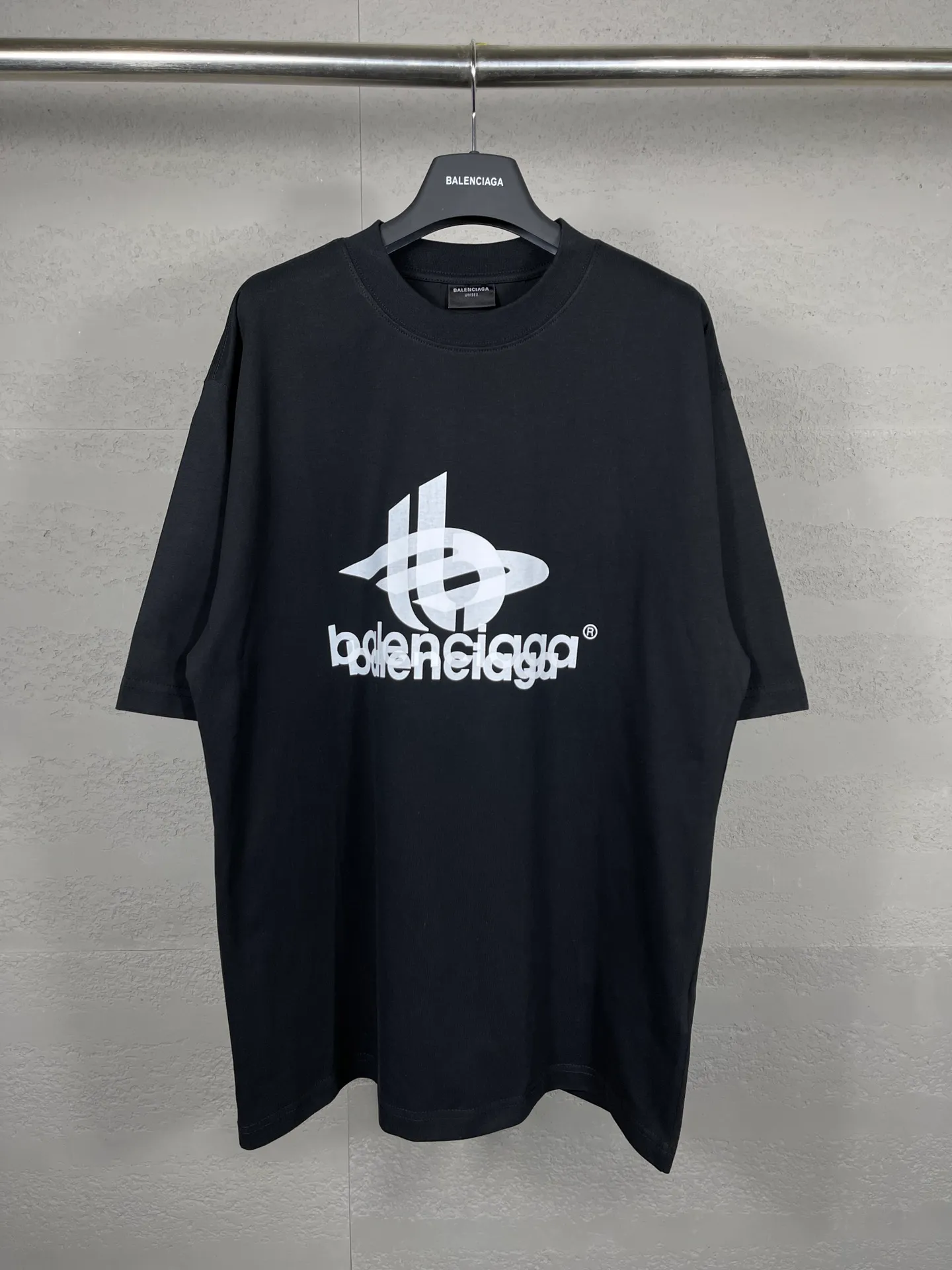 🅿️170 real photos [Top version. Official website quality] BALENCI*GA/Paris. 2024 new model. Phantom double LOGO classic pattern printed short-sleeved T-shirt. Brick cabinet synchronization. Genuine product developed in the first time, happy to print and compare! The fabric is made of Paris ZP custom-woven and dyed cotton with double yarns and compact cotton. The weight is 260 grams. The cloth surface is clean. The cloth pattern is clear, soft and comfortable. The threads are dyed with no color difference. The classic printing is made of environmentally friendly imported materials, with LOGO phantom effect, clear letters and three-dimensional effect. Restore the brick cabinet. Ready-made clothes are washed and distressed, different market currency, welcome to compare, the version adopts OS loose shoulder version. Same style for men and women Coding: BL223213 Color: black, white, fluorescent yellow Size: XS to L