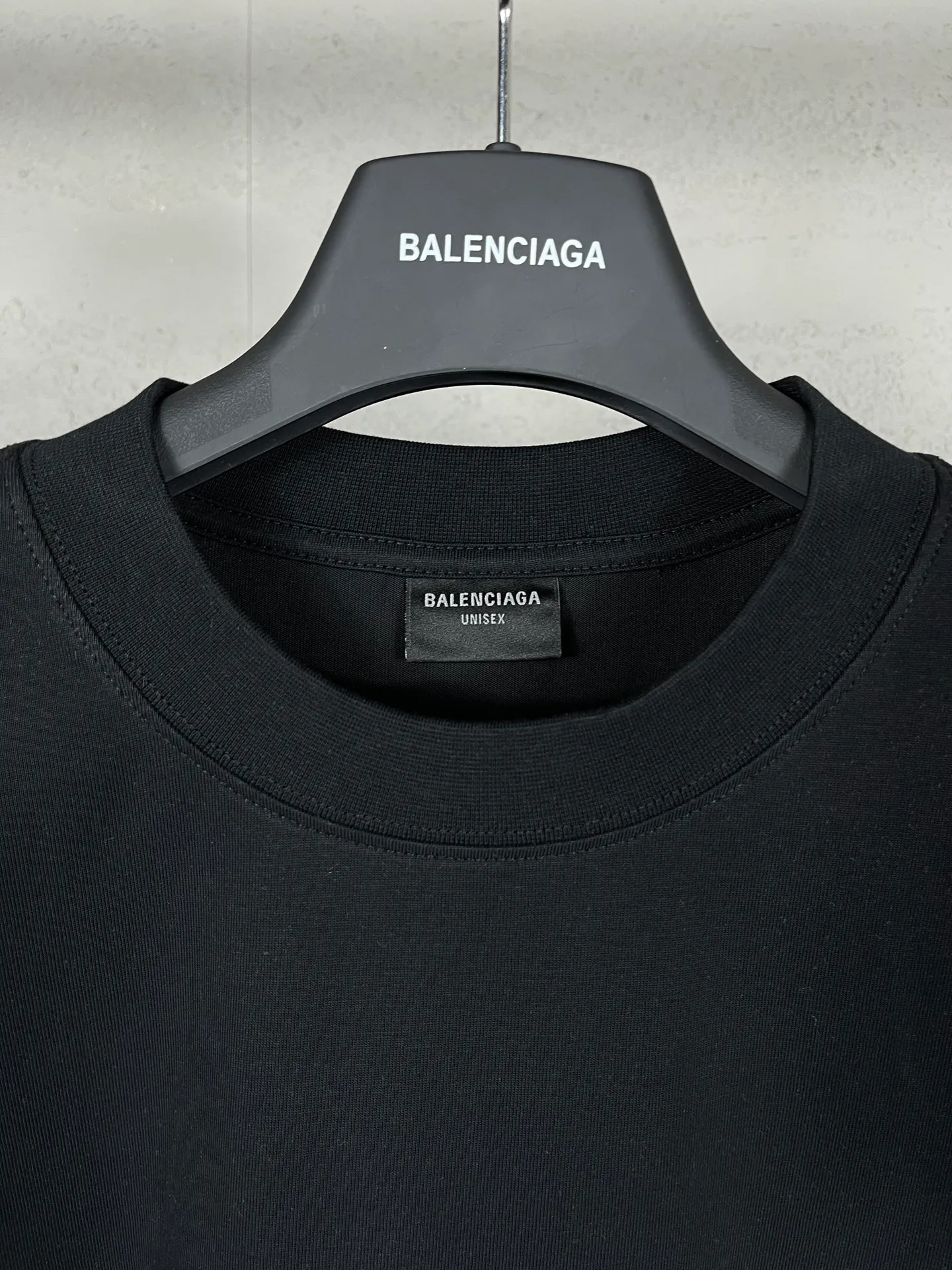 🅿️170 real photos [Top version. Official website quality] BALENCI*GA/Paris. 2024 new model. Phantom double LOGO classic pattern printed short-sleeved T-shirt. Brick cabinet synchronization. Genuine product developed in the first time, happy to print and compare! The fabric is made of Paris ZP custom-woven and dyed cotton with double yarns and compact cotton. The weight is 260 grams. The cloth surface is clean. The cloth pattern is clear, soft and comfortable. The threads are dyed with no color difference. The classic printing is made of environmentally friendly imported materials, with LOGO phantom effect, clear letters and three-dimensional effect. Restore the brick cabinet. Ready-made clothes are washed and distressed, different market currency, welcome to compare, the version adopts OS loose shoulder version. Same style for men and women Coding: BL223213 Color: black, white, fluorescent yellow Size: XS to L