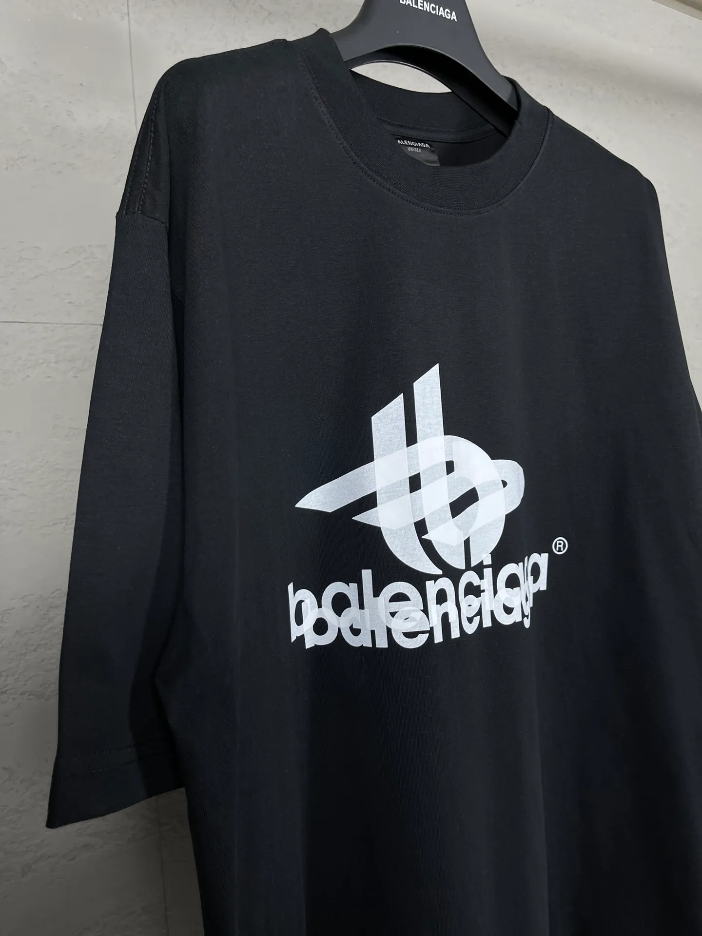 🅿️170 real photos [Top version. Official website quality] BALENCI*GA/Paris. 2024 new model. Phantom double LOGO classic pattern printed short-sleeved T-shirt. Brick cabinet synchronization. Genuine product developed in the first time, happy to print and compare! The fabric is made of Paris ZP custom-woven and dyed cotton with double yarns and compact cotton. The weight is 260 grams. The cloth surface is clean. The cloth pattern is clear, soft and comfortable. The threads are dyed with no color difference. The classic printing is made of environmentally friendly imported materials, with LOGO phantom effect, clear letters and three-dimensional effect. Restore the brick cabinet. Ready-made clothes are washed and distressed, different market currency, welcome to compare, the version adopts OS loose shoulder version. Same style for men and women Coding: BL223213 Color: black, white, fluorescent yellow Size: XS to L