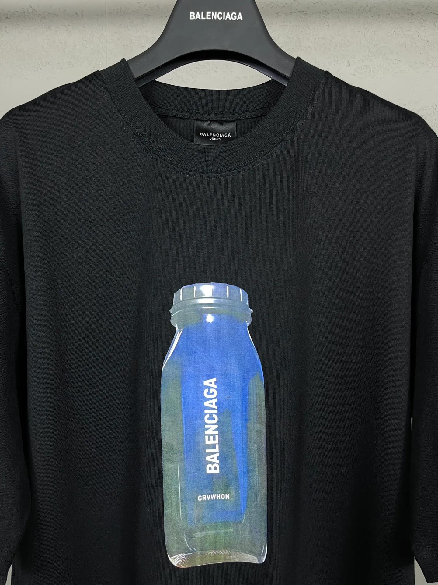 🅿️174 Actual pictures [Top version. Official website quality] BALENCI*GA/Paris. Water bottle letter LOGO short-sleeved T-shirt. The fabric is made of Paris ZP custom-woven and dyed cotton sweatshirt. The weight is 260 grams. The cloth surface is clean. The cloth pattern is clear, soft and comfortable. The threads are dyed with no color difference. The classic pattern printing uses imported machine direct printing. The effect is three-dimensional and restores the brick cabinet. Different market currencies, welcome to compare. The version adopts OS loose shoulder design. Same style for men and women. Code: BL223365 Color: black. White. Size: XS to L