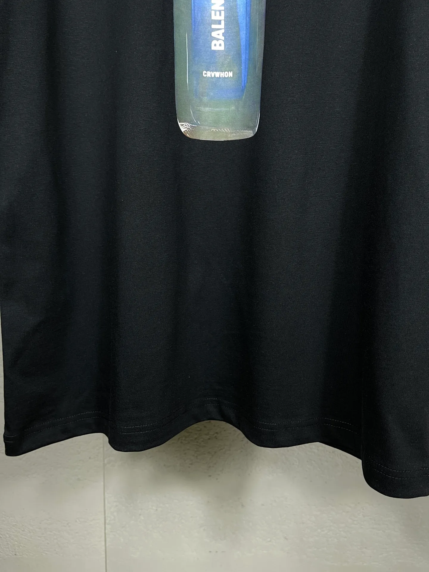 🅿️174 Actual pictures [Top version. Official website quality] BALENCI*GA/Paris. Water bottle letter LOGO short-sleeved T-shirt. The fabric is made of Paris ZP custom-woven and dyed cotton sweatshirt. The weight is 260 grams. The cloth surface is clean. The cloth pattern is clear, soft and comfortable. The threads are dyed with no color difference. The classic pattern printing uses imported machine direct printing. The effect is three-dimensional and restores the brick cabinet. Different market currencies, welcome to compare. The version adopts OS loose shoulder design. Same style for men and women. Code: BL223365 Color: black. White. Size: XS to L
