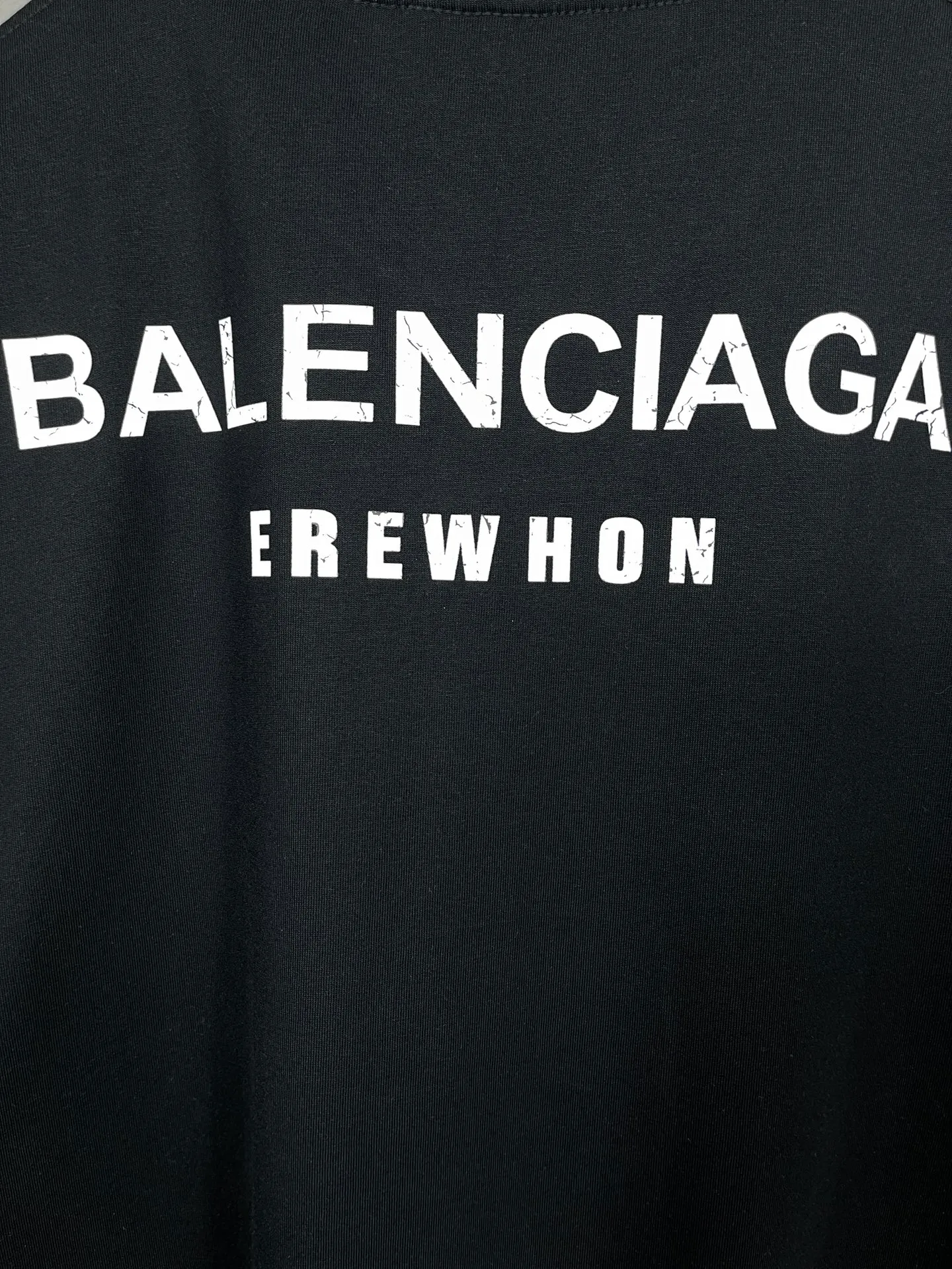 🅿️174 Actual pictures [Top version. Official website quality] BALENCI*GA/Paris. Water bottle letter LOGO short-sleeved T-shirt. The fabric is made of Paris ZP custom-woven and dyed cotton sweatshirt. The weight is 260 grams. The cloth surface is clean. The cloth pattern is clear, soft and comfortable. The threads are dyed with no color difference. The classic pattern printing uses imported machine direct printing. The effect is three-dimensional and restores the brick cabinet. Different market currencies, welcome to compare. The version adopts OS loose shoulder design. Same style for men and women. Code: BL223365 Color: black. White. Size: XS to L
