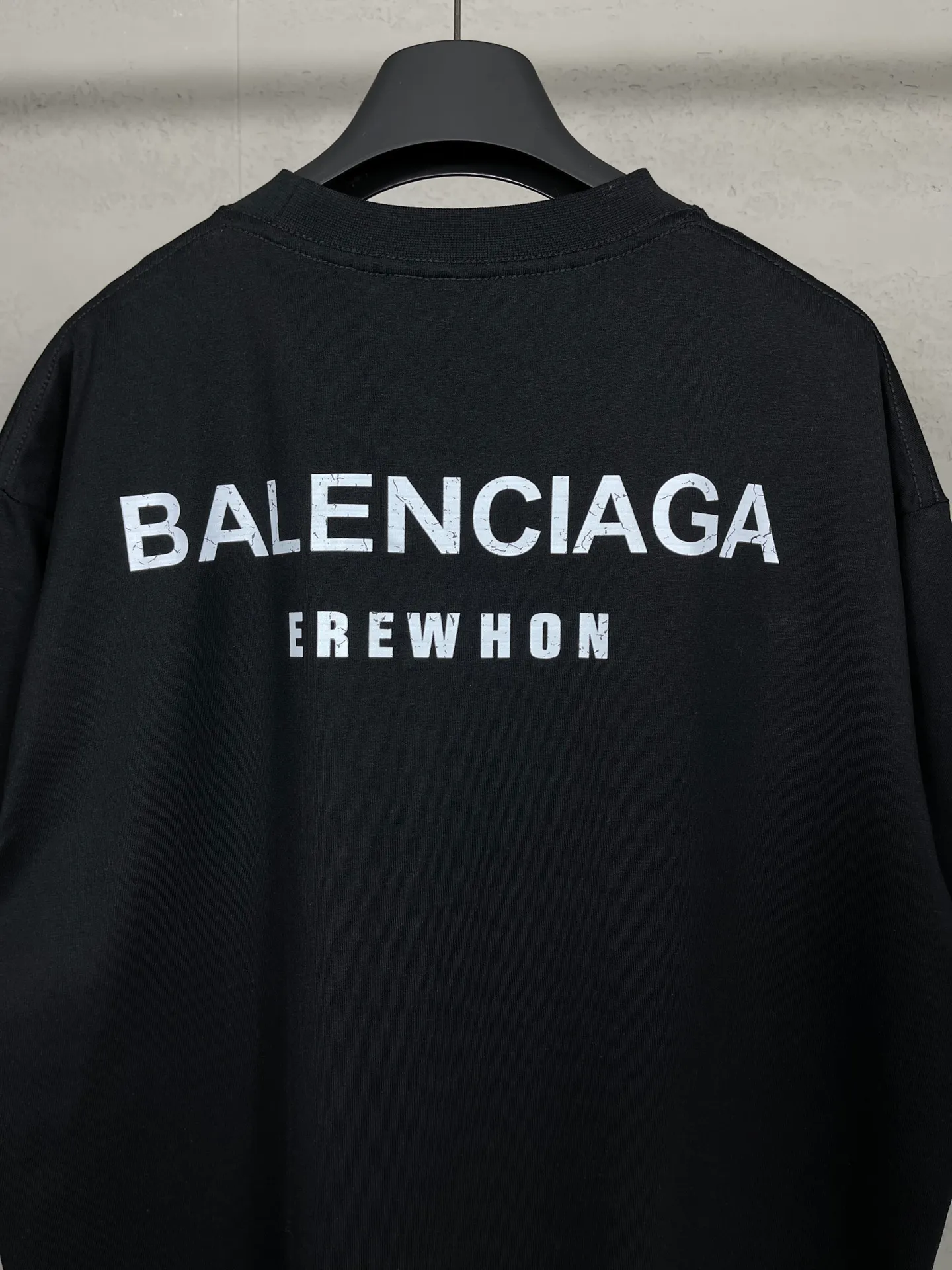 🅿️174 Actual pictures [Top version. Official website quality] BALENCI*GA/Paris. Water bottle letter LOGO short-sleeved T-shirt. The fabric is made of Paris ZP custom-woven and dyed cotton sweatshirt. The weight is 260 grams. The cloth surface is clean. The cloth pattern is clear, soft and comfortable. The threads are dyed with no color difference. The classic pattern printing uses imported machine direct printing. The effect is three-dimensional and restores the brick cabinet. Different market currencies, welcome to compare. The version adopts OS loose shoulder design. Same style for men and women. Code: BL223365 Color: black. White. Size: XS to L
