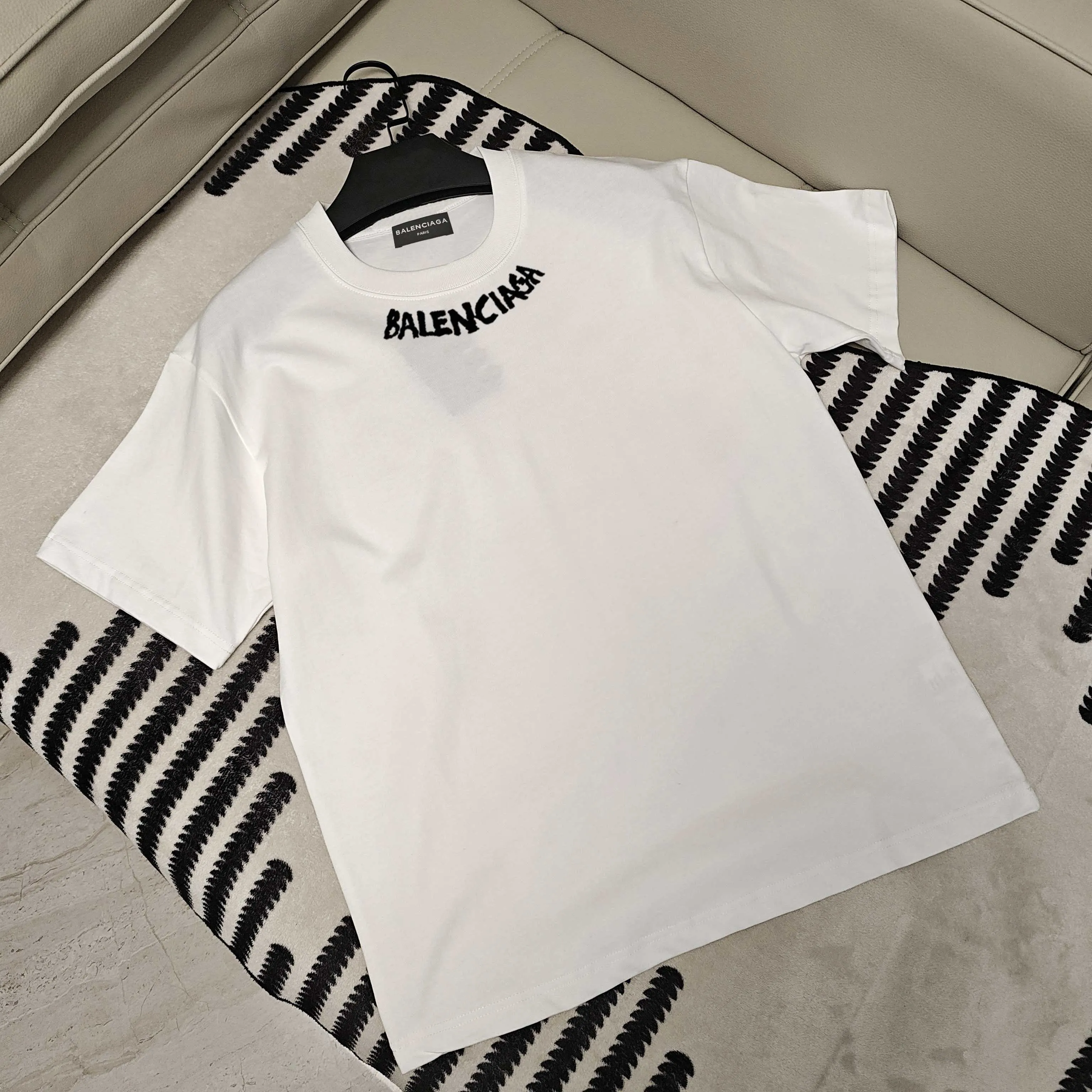 🅿️180 Balenciaga 🌟New summer style🎽made of pure cotton fabric, super soft and skin-friendly! High-grade hand-painted printing with logo, design embellishment, neat and detailed wiring inside, making the upper body fashionable! High-end and versatile model, the quality is visible! Size: S-XXL Color: black, white