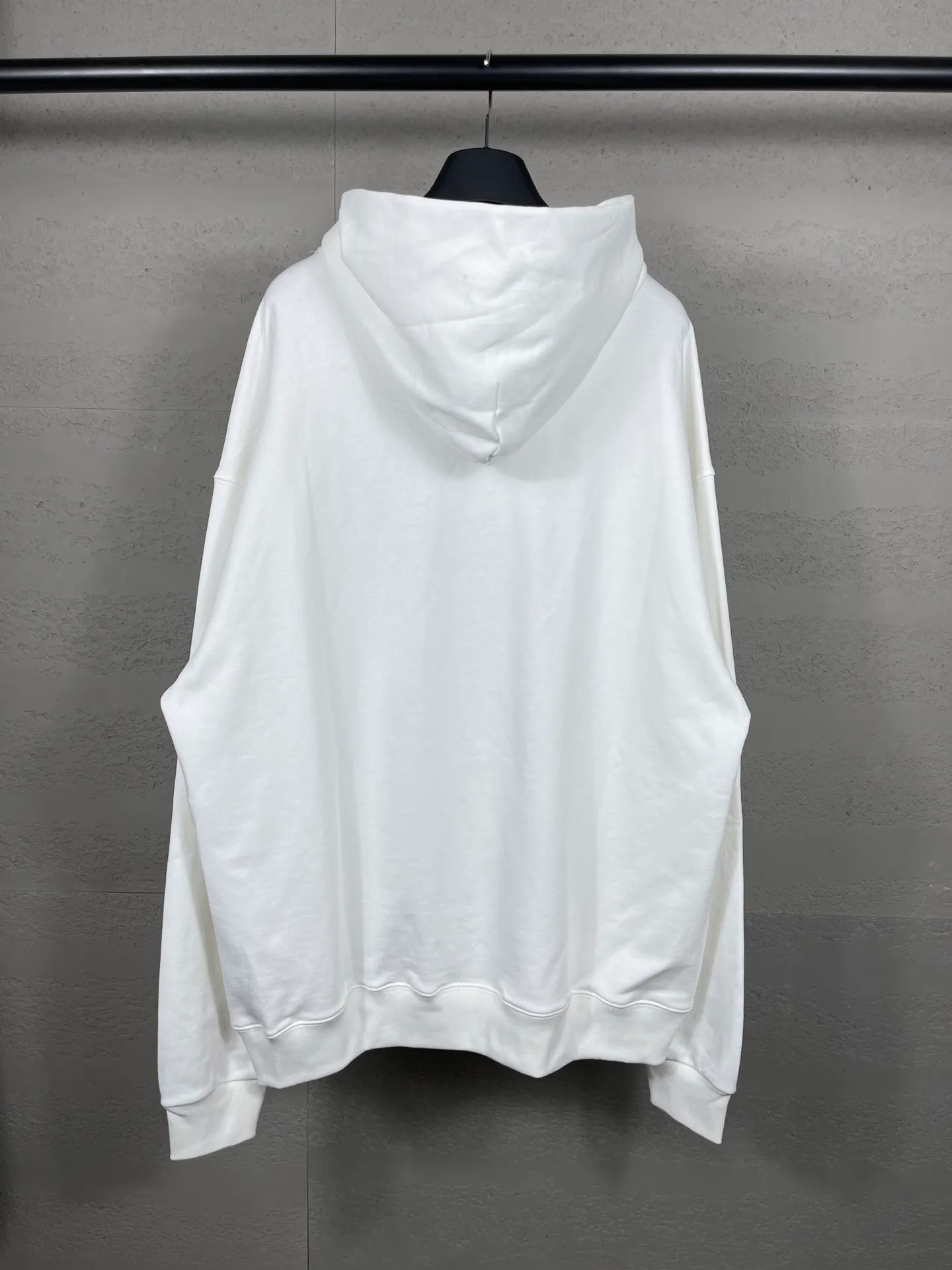 🅿️310 real photos [Top version. Official website quality] BALENCI*GA/Paris. Classic style. 22SS#BALENCI*GA# Portrait band direct-printed hooded sweatshirt. Brick cabinet synchronization. The fabric is made of Paris ZP custom-woven and dyed cotton sweatshirt. The weight is 450 grams, the cloth surface is clean. The cloth pattern is clear, soft and comfortable. The threads are woven and dyed with no color difference. The classic pattern is printed with Kornit direct-injection printing, which has no hand feel and a three-dimensional effect, restoring the brick cabinet. The version adopts the OS loose shoulder version. Same style for men and women. Code: BL238055 Color: Black. White. Medium gray Size: XS S M L