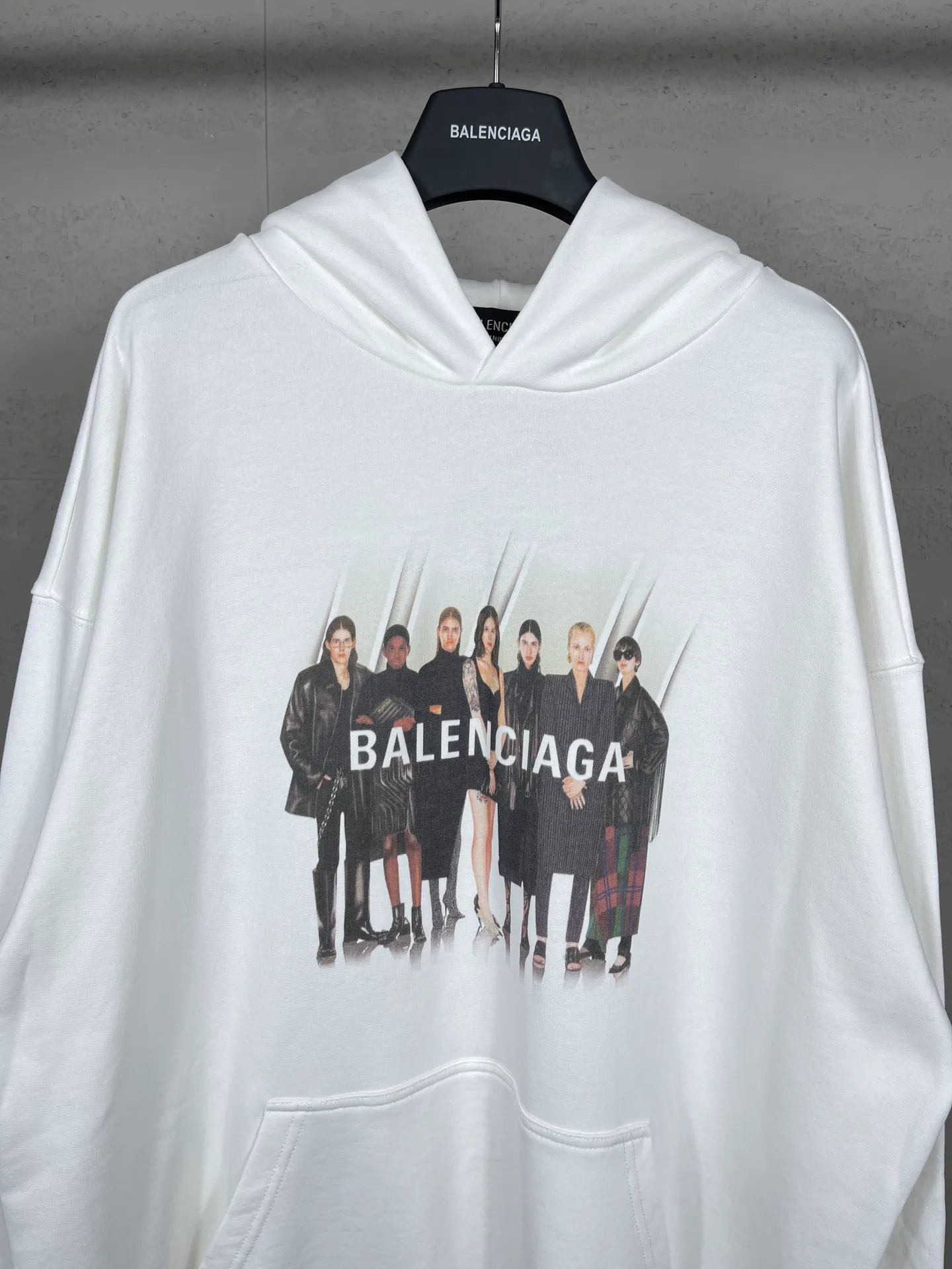🅿️310 real photos [Top version. Official website quality] BALENCI*GA/Paris. Classic style. 22SS#BALENCI*GA# Portrait band direct-printed hooded sweatshirt. Brick cabinet synchronization. The fabric is made of Paris ZP custom-woven and dyed cotton sweatshirt. The weight is 450 grams, the cloth surface is clean. The cloth pattern is clear, soft and comfortable. The threads are woven and dyed with no color difference. The classic pattern is printed with Kornit direct-injection printing, which has no hand feel and a three-dimensional effect, restoring the brick cabinet. The version adopts the OS loose shoulder version. Same style for men and women. Code: BL238055 Color: Black. White. Medium gray Size: XS S M L