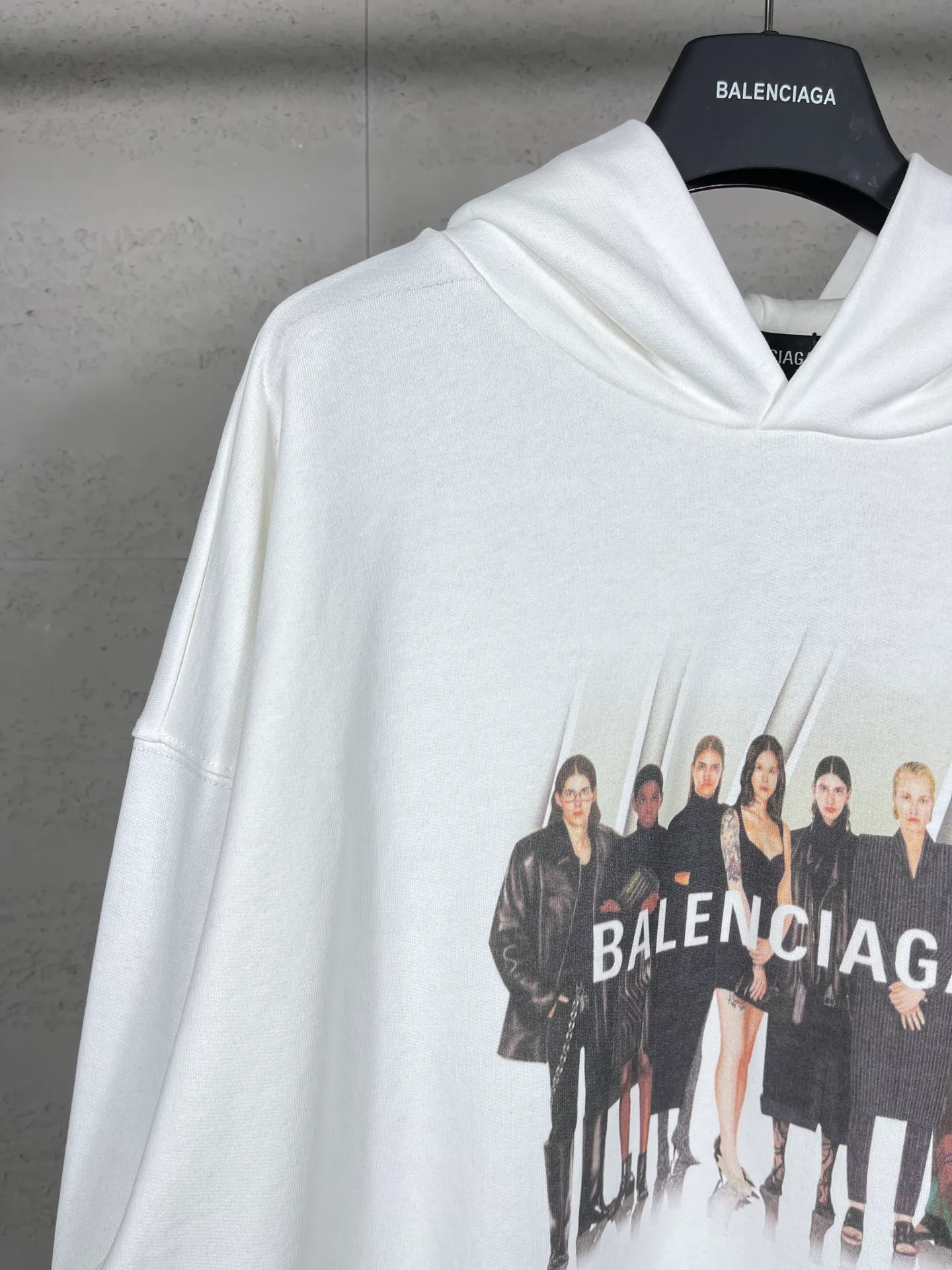 🅿️310 real photos [Top version. Official website quality] BALENCI*GA/Paris. Classic style. 22SS#BALENCI*GA# Portrait band direct-printed hooded sweatshirt. Brick cabinet synchronization. The fabric is made of Paris ZP custom-woven and dyed cotton sweatshirt. The weight is 450 grams, the cloth surface is clean. The cloth pattern is clear, soft and comfortable. The threads are woven and dyed with no color difference. The classic pattern is printed with Kornit direct-injection printing, which has no hand feel and a three-dimensional effect, restoring the brick cabinet. The version adopts the OS loose shoulder version. Same style for men and women. Code: BL238055 Color: Black. White. Medium gray Size: XS S M L