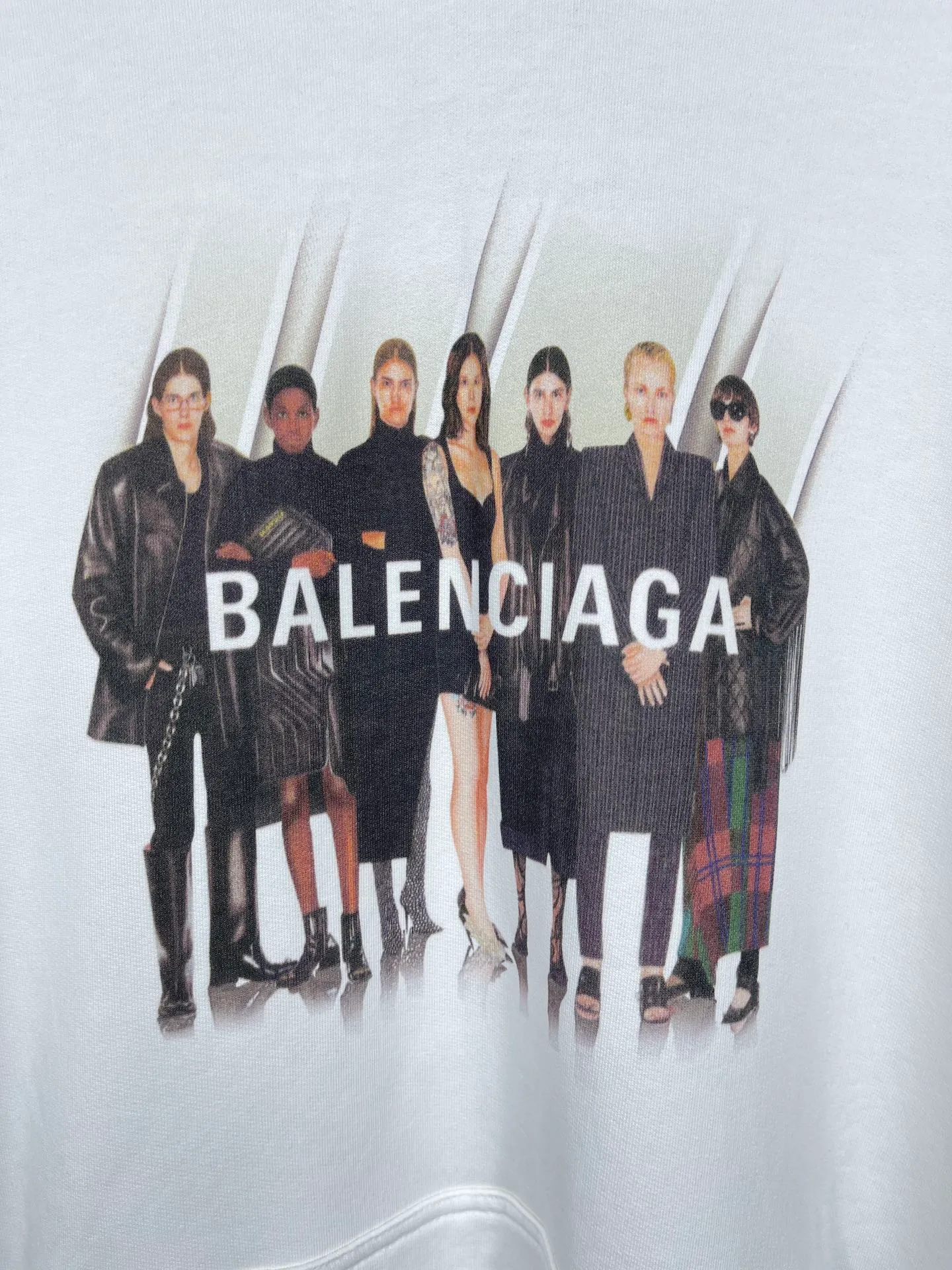 🅿️310 real photos [Top version. Official website quality] BALENCI*GA/Paris. Classic style. 22SS#BALENCI*GA# Portrait band direct-printed hooded sweatshirt. Brick cabinet synchronization. The fabric is made of Paris ZP custom-woven and dyed cotton sweatshirt. The weight is 450 grams, the cloth surface is clean. The cloth pattern is clear, soft and comfortable. The threads are woven and dyed with no color difference. The classic pattern is printed with Kornit direct-injection printing, which has no hand feel and a three-dimensional effect, restoring the brick cabinet. The version adopts the OS loose shoulder version. Same style for men and women. Code: BL238055 Color: Black. White. Medium gray Size: XS S M L