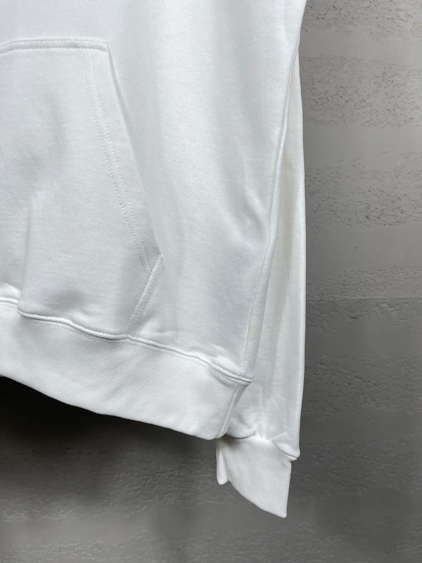 🅿️310 real photos [Top version. Official website quality] BALENCI*GA/Paris. Classic style. 22SS#BALENCI*GA# Portrait band direct-printed hooded sweatshirt. Brick cabinet synchronization. The fabric is made of Paris ZP custom-woven and dyed cotton sweatshirt. The weight is 450 grams, the cloth surface is clean. The cloth pattern is clear, soft and comfortable. The threads are woven and dyed with no color difference. The classic pattern is printed with Kornit direct-injection printing, which has no hand feel and a three-dimensional effect, restoring the brick cabinet. The version adopts the OS loose shoulder version. Same style for men and women. Code: BL238055 Color: Black. White. Medium gray Size: XS S M L