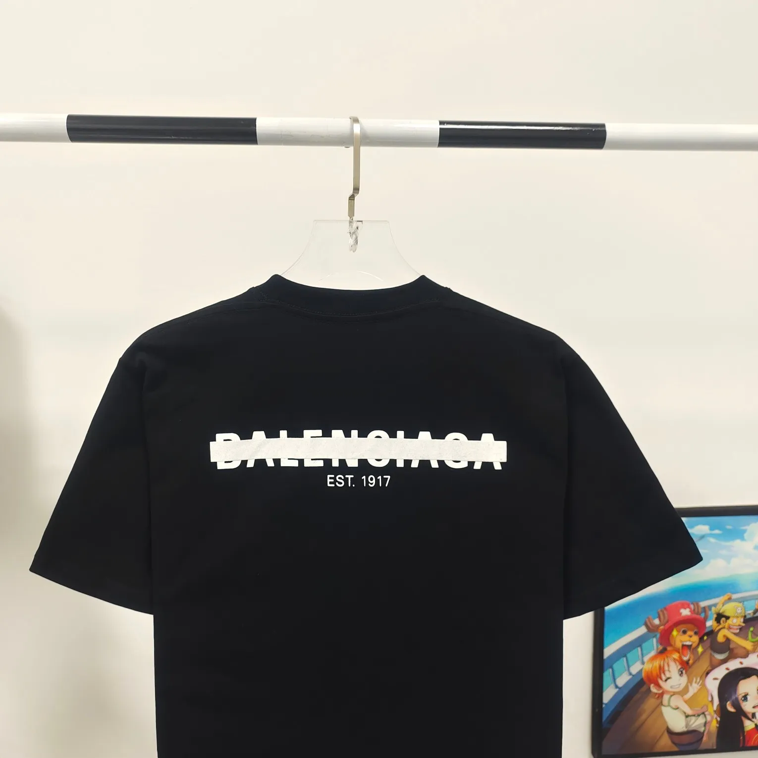 BALENCIAGA Balenciaga's new tape letter print male and female couple star same style pure cotton loose short-sleeved T-shirt The front and rear platens are hand-printed, precision mesh is used to make the stencil, imported environmentally friendly slurry is scraped, and the letters are clearly restored. The spacing between letters is all the same as the original version. The font size is consistent with the original version. The comparison code number ratio is increased and enlarged. The letters are strictly aligned to highly restore the spacing ratio and three-dimensional sense. The printing has no burrs. Basically, the color difference is minimized to be infinitely close. The printing has transparent bottom lines and no burrs. The yarn is made of Made of 18SJC and imported oil-proof treated thread, there will be no oil stains. The car is imported from Silver Sword with a knife, which does not eat the cloth or leave any cloth. The sewing machine needle uses a No. 9 round-head needle, which does not puncture or break the fibers of the fabric. The density of the thread is 3CM/14 needles, which is tight and not loose or sparse. The double-layer stitching of the back collar is firm and tight. The double chain of the shoulder is routed. The hem is tightened tightly. The fabric is full of drape and consistent with the pattern. The fabric is made of 280g double-ply double-yarn plain cotton fabric, which has full drape and smooth hand feel. Complete color matching from custom dyeing to craftsmanship, customized accessories with three standards Size: XS-L Color: Dark heather gray white black navy blue P:250