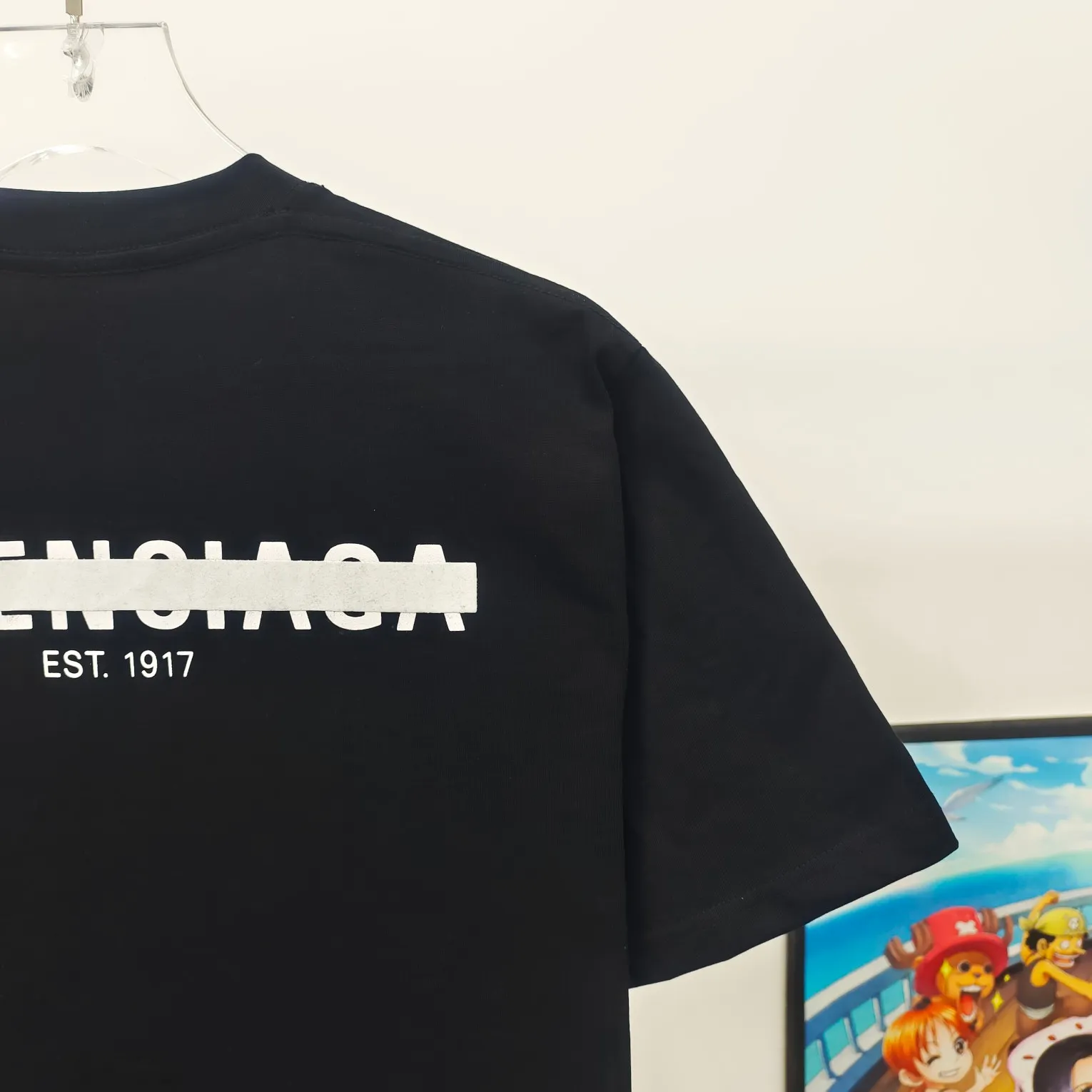 BALENCIAGA Balenciaga's new tape letter print male and female couple star same style pure cotton loose short-sleeved T-shirt The front and rear platens are hand-printed, precision mesh is used to make the stencil, imported environmentally friendly slurry is scraped, and the letters are clearly restored. The spacing between letters is all the same as the original version. The font size is consistent with the original version. The comparison code number ratio is increased and enlarged. The letters are strictly aligned to highly restore the spacing ratio and three-dimensional sense. The printing has no burrs. Basically, the color difference is minimized to be infinitely close. The printing has transparent bottom lines and no burrs. The yarn is made of Made of 18SJC and imported oil-proof treated thread, there will be no oil stains. The car is imported from Silver Sword with a knife, which does not eat the cloth or leave any cloth. The sewing machine needle uses a No. 9 round-head needle, which does not puncture or break the fibers of the fabric. The density of the thread is 3CM/14 needles, which is tight and not loose or sparse. The double-layer stitching of the back collar is firm and tight. The double chain of the shoulder is routed. The hem is tightened tightly. The fabric is full of drape and consistent with the pattern. The fabric is made of 280g double-ply double-yarn plain cotton fabric, which has full drape and smooth hand feel. Complete color matching from custom dyeing to craftsmanship, customized accessories with three standards Size: XS-L Color: Dark heather gray white black navy blue P:250
