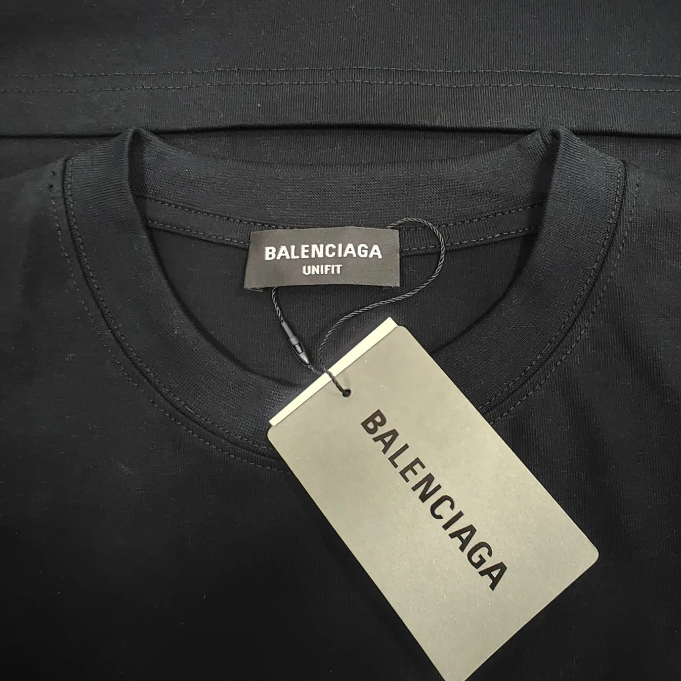 BALENCIAGA Balenciaga's new tape letter print male and female couple star same style pure cotton loose short-sleeved T-shirt The front and rear platens are hand-printed, precision mesh is used to make the stencil, imported environmentally friendly slurry is scraped, and the letters are clearly restored. The spacing between letters is all the same as the original version. The font size is consistent with the original version. The comparison code number ratio is increased and enlarged. The letters are strictly aligned to highly restore the spacing ratio and three-dimensional sense. The printing has no burrs. Basically, the color difference is minimized to be infinitely close. The printing has transparent bottom lines and no burrs. The yarn is made of Made of 18SJC and imported oil-proof treated thread, there will be no oil stains. The car is imported from Silver Sword with a knife, which does not eat the cloth or leave any cloth. The sewing machine needle uses a No. 9 round-head needle, which does not puncture or break the fibers of the fabric. The density of the thread is 3CM/14 needles, which is tight and not loose or sparse. The double-layer stitching of the back collar is firm and tight. The double chain of the shoulder is routed. The hem is tightened tightly. The fabric is full of drape and consistent with the pattern. The fabric is made of 280g double-ply double-yarn plain cotton fabric, which has full drape and smooth hand feel. Complete color matching from custom dyeing to craftsmanship, customized accessories with three standards Size: XS-L Color: Dark heather gray white black navy blue P:250