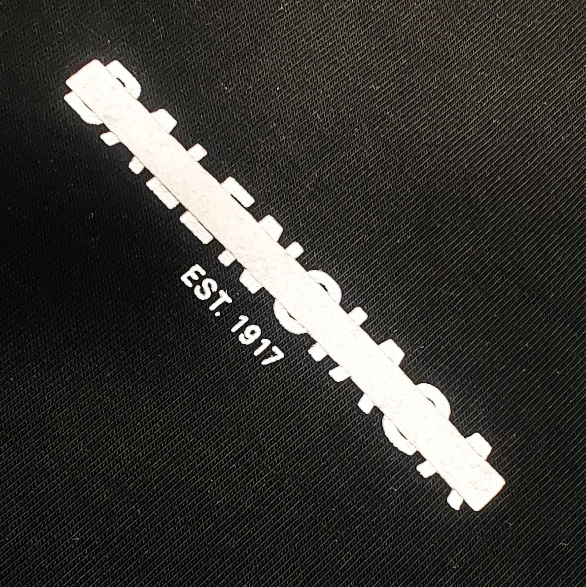 BALENCIAGA Balenciaga's new tape letter print male and female couple star same style pure cotton loose short-sleeved T-shirt The front and rear platens are hand-printed, precision mesh is used to make the stencil, imported environmentally friendly slurry is scraped, and the letters are clearly restored. The spacing between letters is all the same as the original version. The font size is consistent with the original version. The comparison code number ratio is increased and enlarged. The letters are strictly aligned to highly restore the spacing ratio and three-dimensional sense. The printing has no burrs. Basically, the color difference is minimized to be infinitely close. The printing has transparent bottom lines and no burrs. The yarn is made of Made of 18SJC and imported oil-proof treated thread, there will be no oil stains. The car is imported from Silver Sword with a knife, which does not eat the cloth or leave any cloth. The sewing machine needle uses a No. 9 round-head needle, which does not puncture or break the fibers of the fabric. The density of the thread is 3CM/14 needles, which is tight and not loose or sparse. The double-layer stitching of the back collar is firm and tight. The double chain of the shoulder is routed. The hem is tightened tightly. The fabric is full of drape and consistent with the pattern. The fabric is made of 280g double-ply double-yarn plain cotton fabric, which has full drape and smooth hand feel. Complete color matching from custom dyeing to craftsmanship, customized accessories with three standards Size: XS-L Color: Dark heather gray white black navy blue P:250