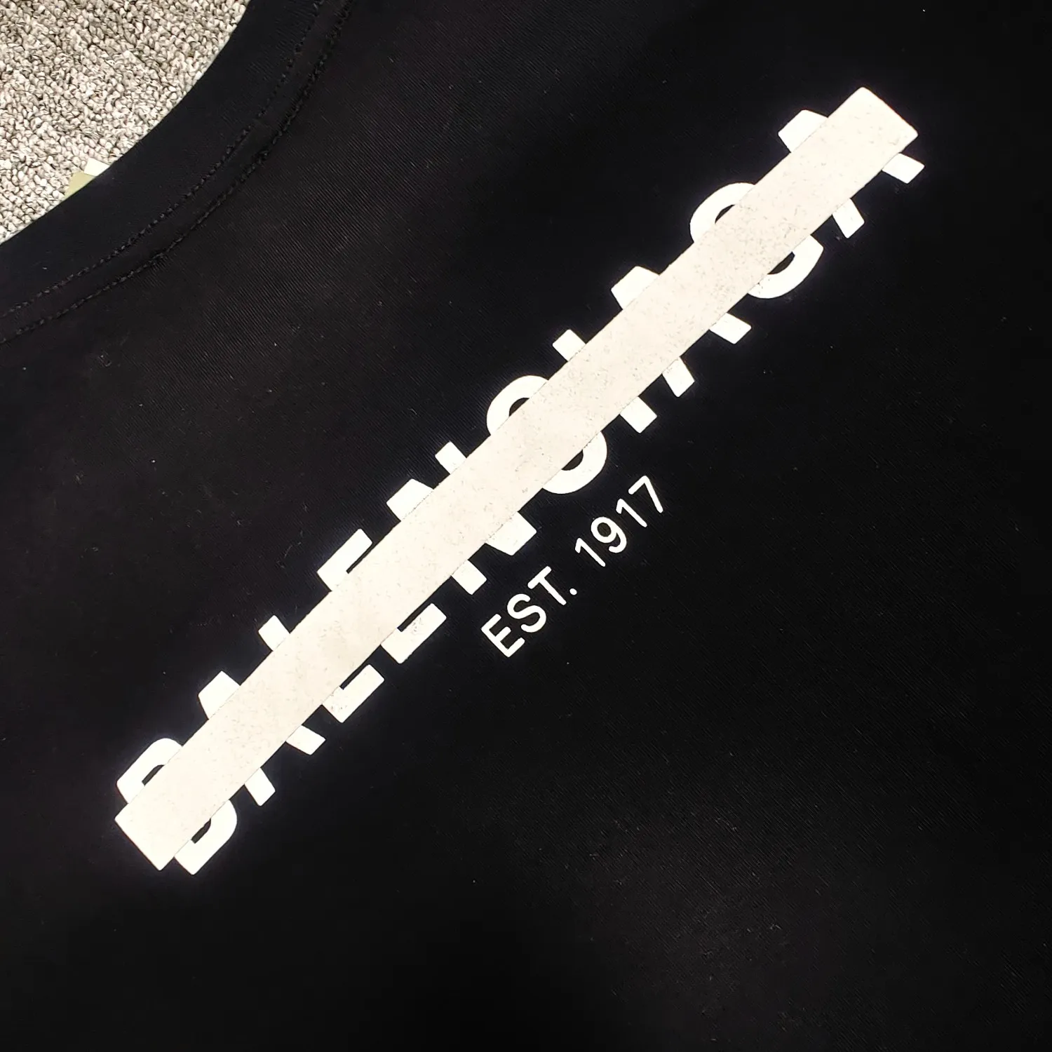 BALENCIAGA Balenciaga's new tape letter print male and female couple star same style pure cotton loose short-sleeved T-shirt The front and rear platens are hand-printed, precision mesh is used to make the stencil, imported environmentally friendly slurry is scraped, and the letters are clearly restored. The spacing between letters is all the same as the original version. The font size is consistent with the original version. The comparison code number ratio is increased and enlarged. The letters are strictly aligned to highly restore the spacing ratio and three-dimensional sense. The printing has no burrs. Basically, the color difference is minimized to be infinitely close. The printing has transparent bottom lines and no burrs. The yarn is made of Made of 18SJC and imported oil-proof treated thread, there will be no oil stains. The car is imported from Silver Sword with a knife, which does not eat the cloth or leave any cloth. The sewing machine needle uses a No. 9 round-head needle, which does not puncture or break the fibers of the fabric. The density of the thread is 3CM/14 needles, which is tight and not loose or sparse. The double-layer stitching of the back collar is firm and tight. The double chain of the shoulder is routed. The hem is tightened tightly. The fabric is full of drape and consistent with the pattern. The fabric is made of 280g double-ply double-yarn plain cotton fabric, which has full drape and smooth hand feel. Complete color matching from custom dyeing to craftsmanship, customized accessories with three standards Size: XS-L Color: Dark heather gray white black navy blue P:250