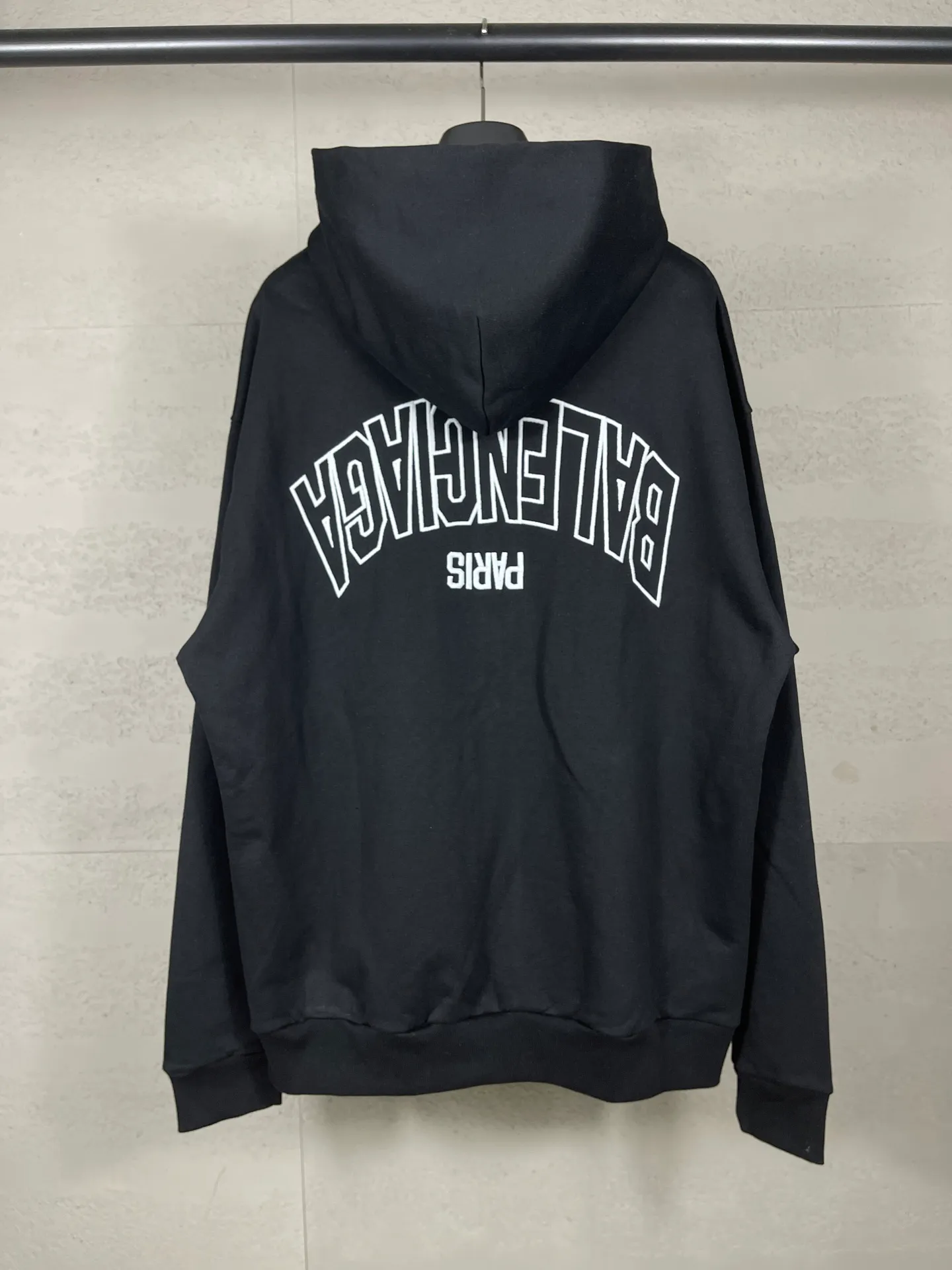🅿️350 real photos [Top version. Official website quality] BALENCI*GA/Paris #2025 new style Back mirror inverted letter embroidery hooded zipper cardigan sweatshirt #2025 autumn and winter, brick cabinet synchronization welcome to compare. The fabric is made of Paris ZP custom weaving and dyeing cotton sweatshirt, weight 460 grams, clean cloth surface, clear cloth pattern, soft and comfortable. The threads are dyed with no color difference. The letter LOGO is embroidered using imported Tajima embroidery machine. The letters are clear and the effect is three-dimensional. Restore brick cabinets, adopt OS loose shoulder style. Same style for men and women. Code: BL259923 Color: Black Size: XS S M L