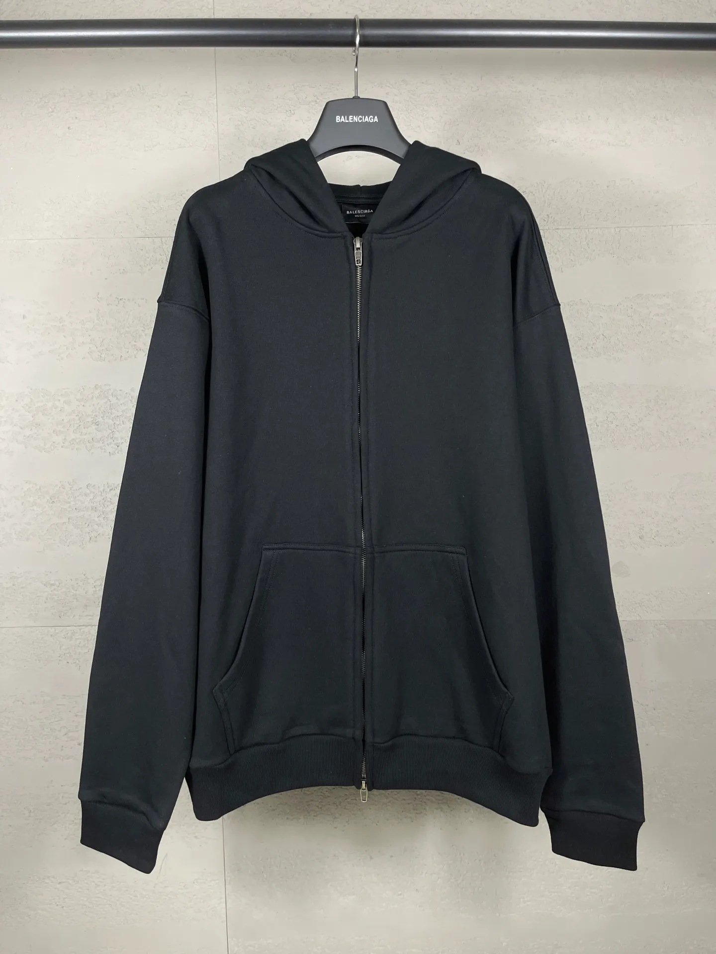 🅿️350 real photos [Top version. Official website quality] BALENCI*GA/Paris #2025 new style Back mirror inverted letter embroidery hooded zipper cardigan sweatshirt #2025 autumn and winter, brick cabinet synchronization welcome to compare. The fabric is made of Paris ZP custom weaving and dyeing cotton sweatshirt, weight 460 grams, clean cloth surface, clear cloth pattern, soft and comfortable. The threads are dyed with no color difference. The letter LOGO is embroidered using imported Tajima embroidery machine. The letters are clear and the effect is three-dimensional. Restore brick cabinets, adopt OS loose shoulder style. Same style for men and women. Code: BL259923 Color: Black Size: XS S M L