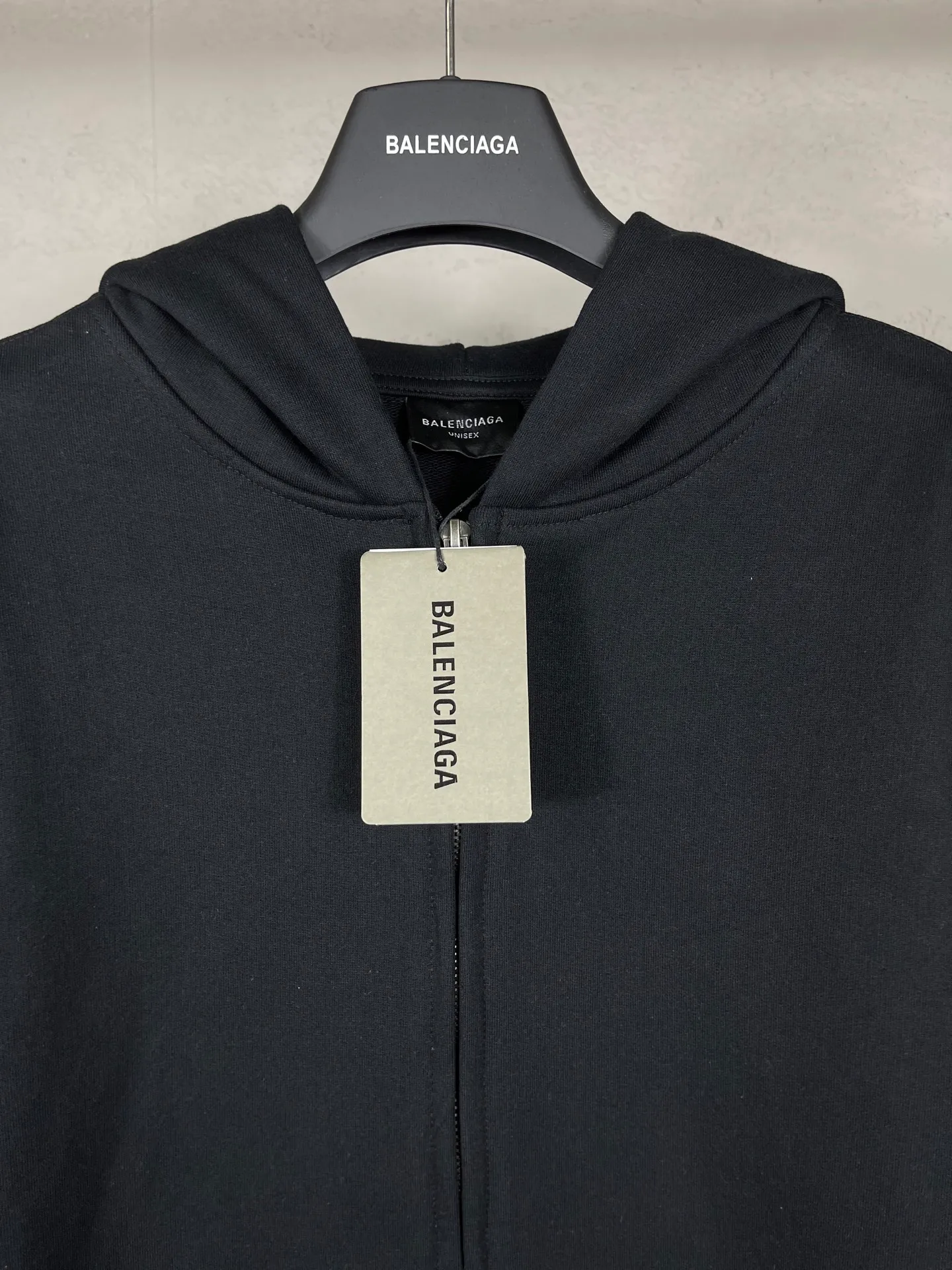 🅿️350 real photos [Top version. Official website quality] BALENCI*GA/Paris #2025 new style Back mirror inverted letter embroidery hooded zipper cardigan sweatshirt #2025 autumn and winter, brick cabinet synchronization welcome to compare. The fabric is made of Paris ZP custom weaving and dyeing cotton sweatshirt, weight 460 grams, clean cloth surface, clear cloth pattern, soft and comfortable. The threads are dyed with no color difference. The letter LOGO is embroidered using imported Tajima embroidery machine. The letters are clear and the effect is three-dimensional. Restore brick cabinets, adopt OS loose shoulder style. Same style for men and women. Code: BL259923 Color: Black Size: XS S M L