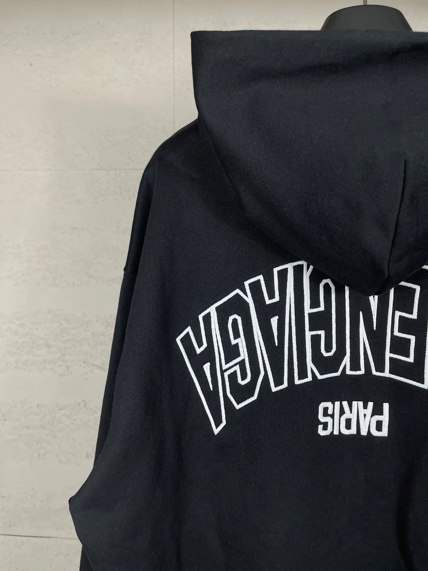 🅿️350 real photos [Top version. Official website quality] BALENCI*GA/Paris #2025 new style Back mirror inverted letter embroidery hooded zipper cardigan sweatshirt #2025 autumn and winter, brick cabinet synchronization welcome to compare. The fabric is made of Paris ZP custom weaving and dyeing cotton sweatshirt, weight 460 grams, clean cloth surface, clear cloth pattern, soft and comfortable. The threads are dyed with no color difference. The letter LOGO is embroidered using imported Tajima embroidery machine. The letters are clear and the effect is three-dimensional. Restore brick cabinets, adopt OS loose shoulder style. Same style for men and women. Code: BL259923 Color: Black Size: XS S M L
